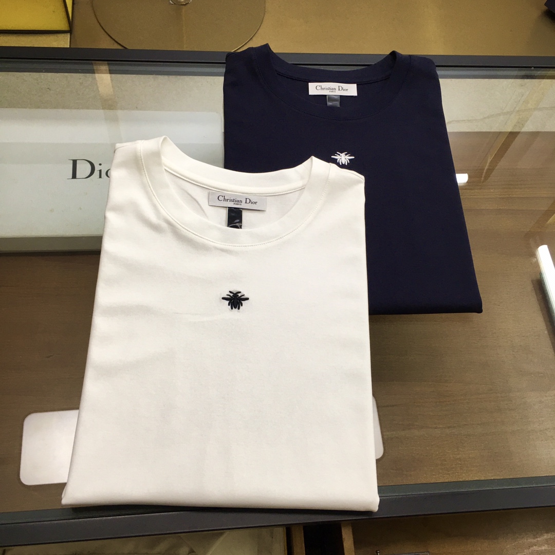 NO:147663,New product [Dio..r] Spring and summer/SS Flexible modal horse cotton C*D small bee short sleeve Royal blue simple fashion T-shirt item, carefully made of exclusive and carefully customized modal tensil horse cotton fabric, with small bee logo embroidery on the chest, digital positioning printing on the back of the sun god pattern, creating a casual and fashionable look Royal blue, white M~3XL,,dior,T-shirt,tees,t-shirt,alexander wang19860909新品【Dio..r】 春夏/SS 柔性莫代尔匹马棉C*D小蜜蜂短袖 宝蓝色简约时尚T恤单品,采用独家精心定制莫代尔天丝匹马棉面料精心制作,胸前饰以小蜜蜂标识刺绣,后幅太阳神图案数码定位印花,打造休闲时尚造型 宝蓝色,白色M～3XL,,dior,T-shirt,tees，t-shirt,alexander wang,Men's clothing