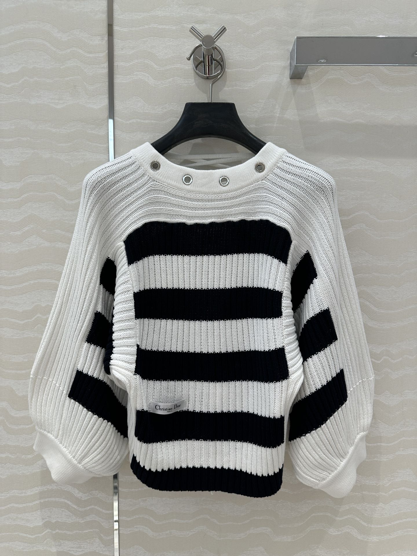 独家首发❤️原单品质，MissD 韩素希同款！条纹针织🧶灯笼袖上衣！气质铆钉圆领收腰版型百搭不挑人，后背