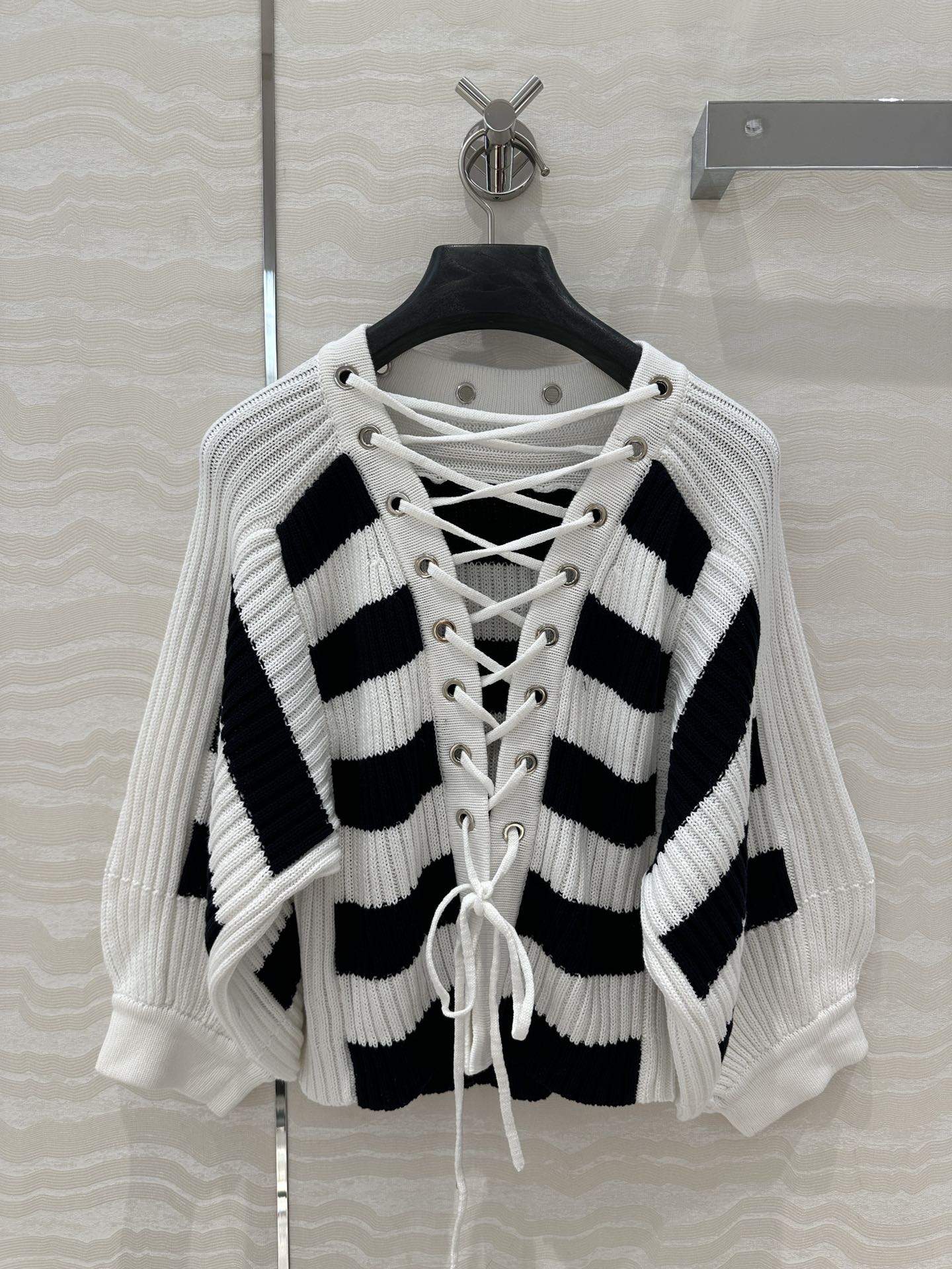 独家首发❤️原单品质，MissD 韩素希同款！条纹针织🧶灯笼袖上衣！气质铆钉圆领收腰版型百搭不挑人，后背