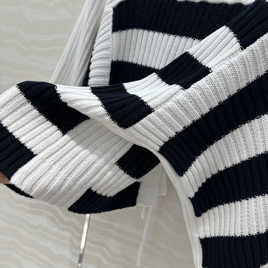 独家首发❤️原单品质，MissD 韩素希同款！条纹针织🧶灯笼袖上衣！气质铆钉圆领收腰版型百搭不挑人，后背