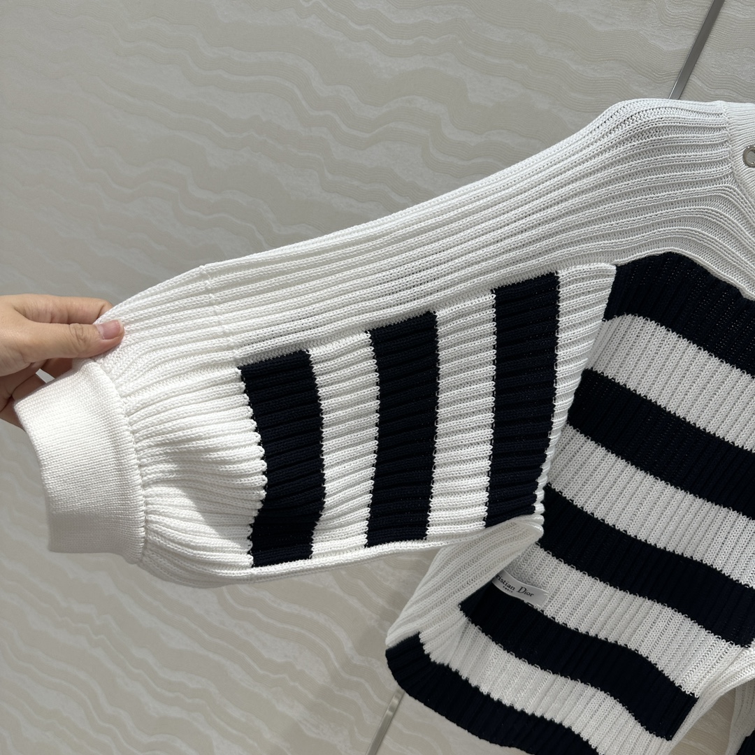 独家首发❤️原单品质，MissD 韩素希同款！条纹针织🧶灯笼袖上衣！气质铆钉圆领收腰版型百搭不挑人，后背