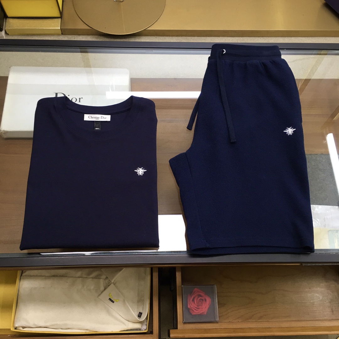 NO:147670,New product set short-sleeved shorts [Dio..r] sale Spring and summer/SS flexible modal C*D bee short-sleeved T-shirt white simple and fashionable T-shirt item, carefully made of exclusive and carefully customized modal tensil horse cotton fabric, embroidered with bee logo on the chest, customized exclusive C*D pattern webbing decorates the cuffs and back, creating a casual and fashionable look M~3XL,,dior,shorts,T-shirt,tees,t-shirt,alexander wang19860909新品套装短袖短裤【Dio..r】拆卖 春夏/SS 柔性莫代尔C*D小蜜蜂短袖T恤 白色简约时尚T恤单品,采用独家精心定制莫代尔天丝匹马棉面料精心制作,胸前饰以小蜜蜂标识刺绣,定制独家C*D图案织带装饰袖口与后幅,打造休闲时尚造型 M～3XL,,dior,shorts,T-shirt,tees，t-shirt,alexander wang,Men's clothing