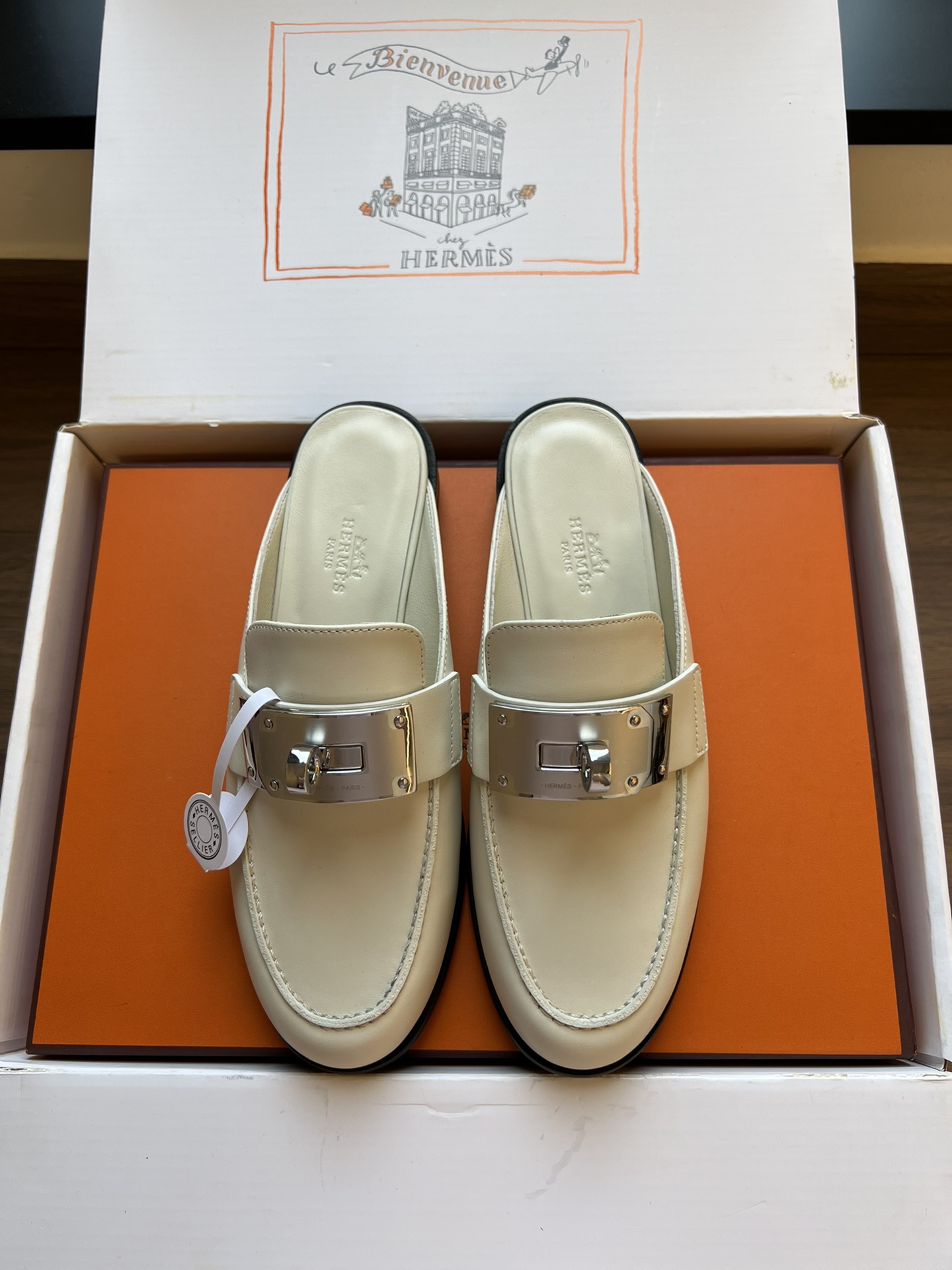 NO:263721,HERME* Roval classic style tassel loafers black and white tassels Hermes' latest spring and summer 24-summer series is the best. Both colors are great, and the visual effect shows long legs!  Top-grade materials and detailed craftsmanship with original packaging and VIP outer box packaging!  Top quality products 35-40 (40 customized without return and exchange, semi-drag, hermes, hermes, loafers19860909莞产 HERME* Roval 经典款 流苏乐福鞋 黑白拼流苏 爱马仕的24春夏最新款只流苏系列最好看 两个颜色都很赞,视觉效果显腿长！ 顶级材质和细节工艺 带原版包装及vip外盒包装！ 顶级精品35-40（40定制不退换,半拖,hermes,hermes,loafers,Women's Shoes