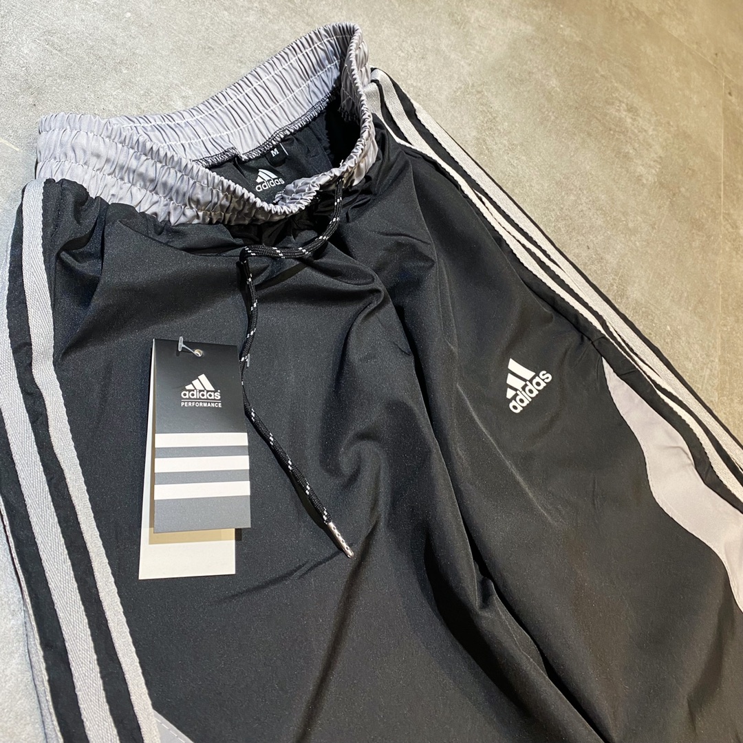 💰95
Adidas阿迪达斯 三条杠拼色休闲运动直筒长裤情侣款
Color: 黑色  Size: M-XL
M 腰围80 臀围116 裤长100 (cm）
L 腰围84 臀围120 裤长101 (cm）
XL 腰围88 臀围124 裤长102 (cm）