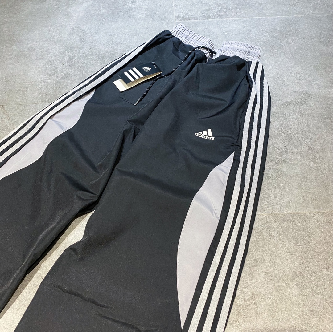 💰95
Adidas阿迪达斯 三条杠拼色休闲运动直筒长裤情侣款
Color: 黑色  Size: M-XL
M 腰围80 臀围116 裤长100 (cm）
L 腰围84 臀围120 裤长101 (cm）
XL 腰围88 臀围124 裤长102 (cm）
