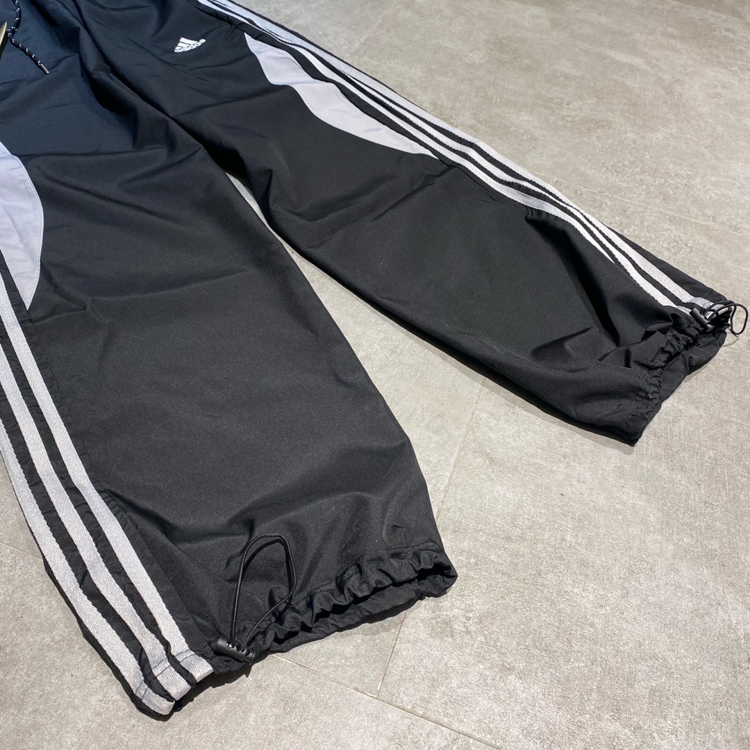 💰95
Adidas阿迪达斯 三条杠拼色休闲运动直筒长裤情侣款
Color: 黑色  Size: M-XL
M 腰围80 臀围116 裤长100 (cm）
L 腰围84 臀围120 裤长101 (cm）
XL 腰围88 臀围124 裤长102 (cm）