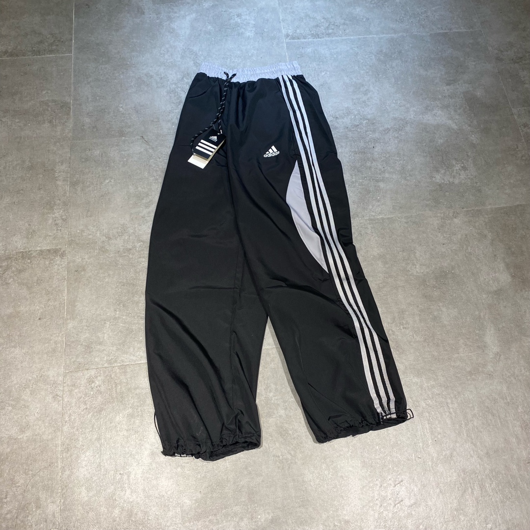 💰95
Adidas阿迪达斯 三条杠拼色休闲运动直筒长裤情侣款
Color: 黑色  Size: M-XL
M 腰围80 臀围116 裤长100 (cm）
L 腰围84 臀围120 裤长101 (cm）
XL 腰围88 臀围124 裤长102 (cm）