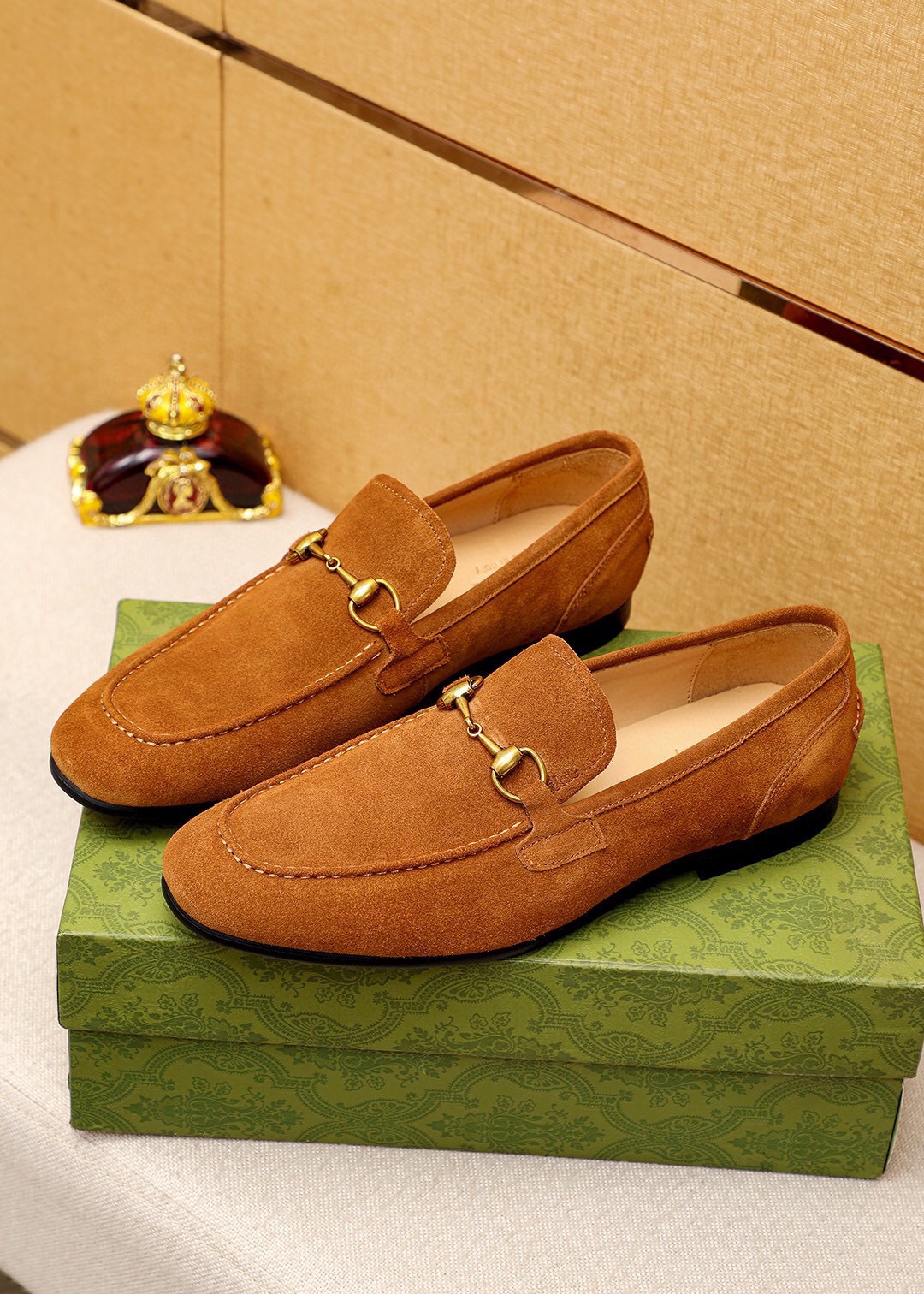 Gucci Leather Loafers with Horsebit Detail - Luxurious Style & Comfort 3 i1745638068 1338 1