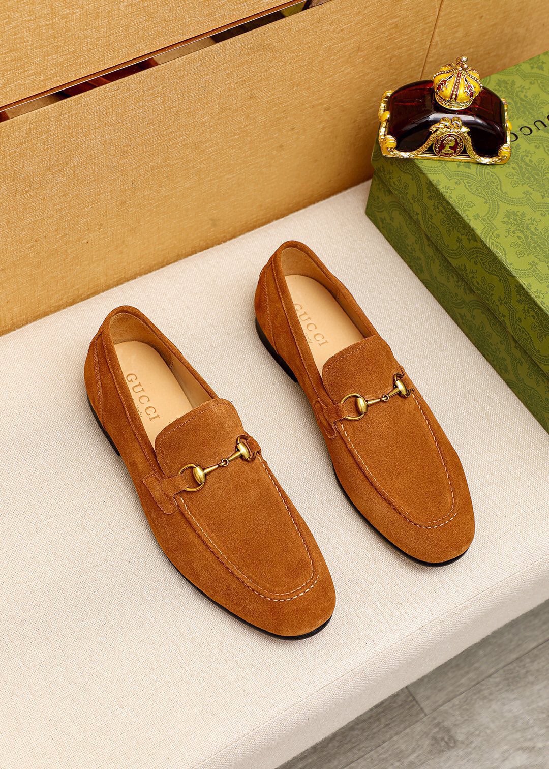 Gucci Leather Loafers with Horsebit Detail - Luxurious Style & Comfort 1 Gucci Leather Loafers with Horsebit Detail - Luxurious Style & Comfort