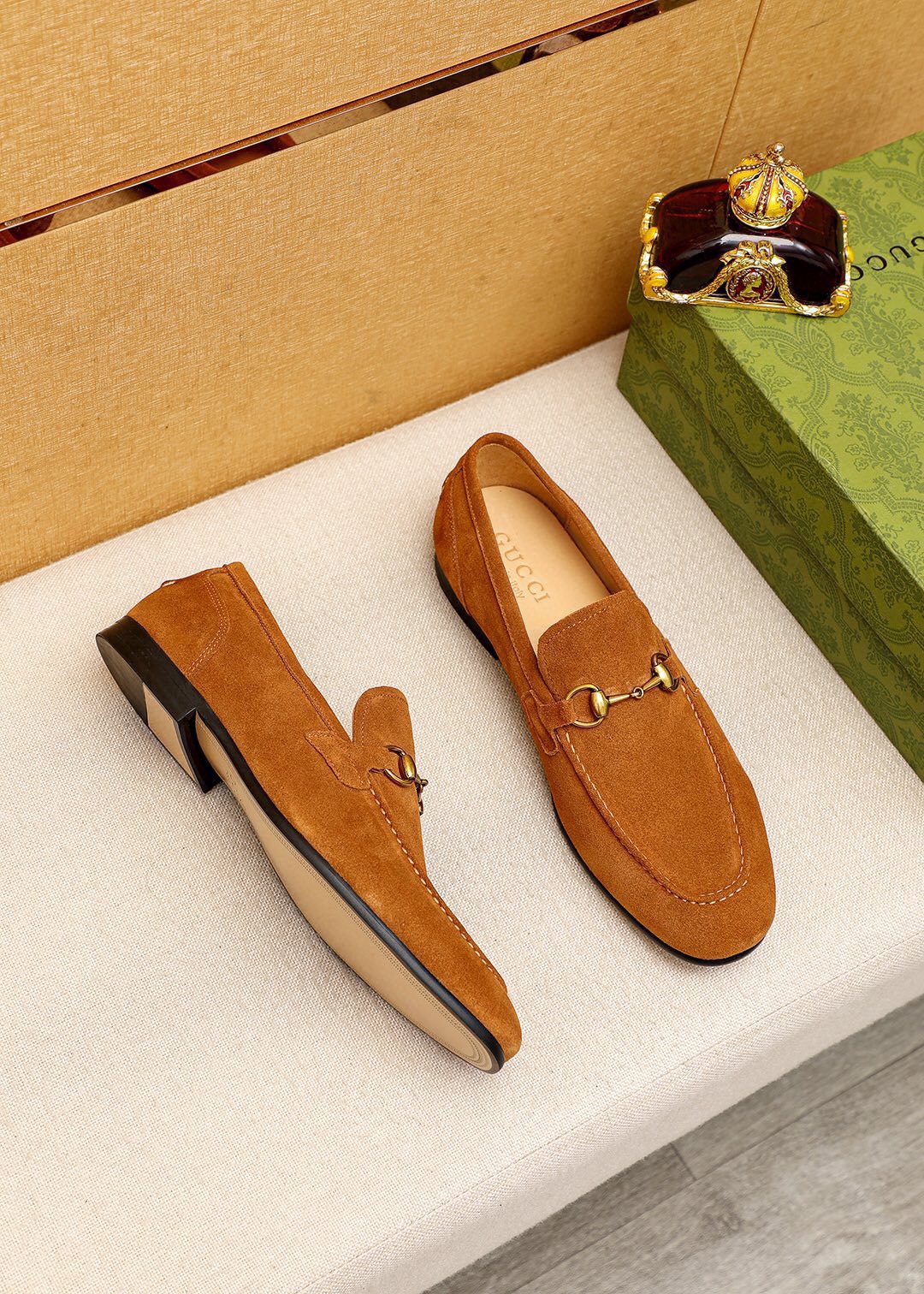 Gucci Leather Loafers with Horsebit Detail - Luxurious Style & Comfort 4 i1745638068 4908 2