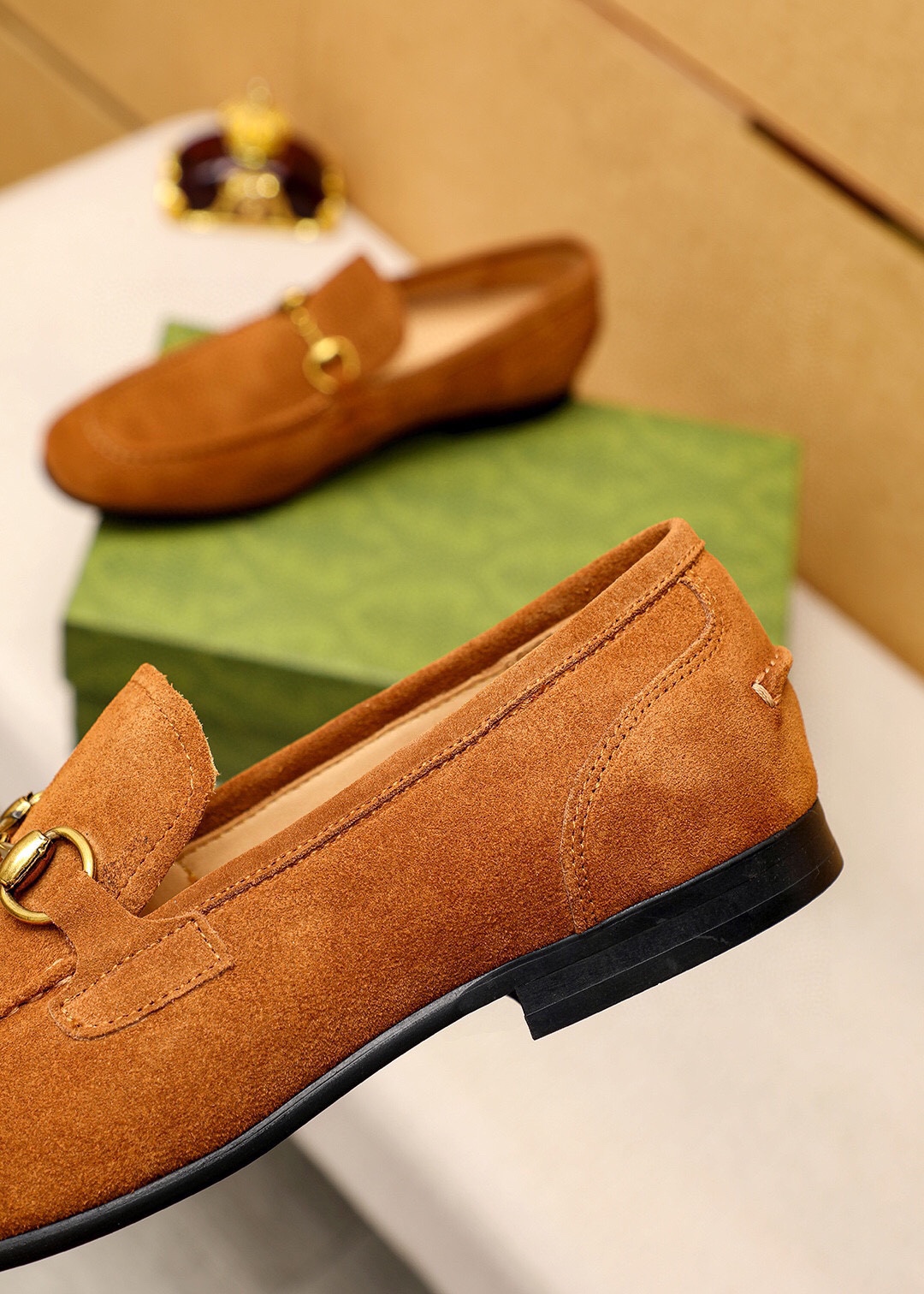 Gucci Leather Loafers with Horsebit Detail - Luxurious Style & Comfort 8 i1745638068 4990 6