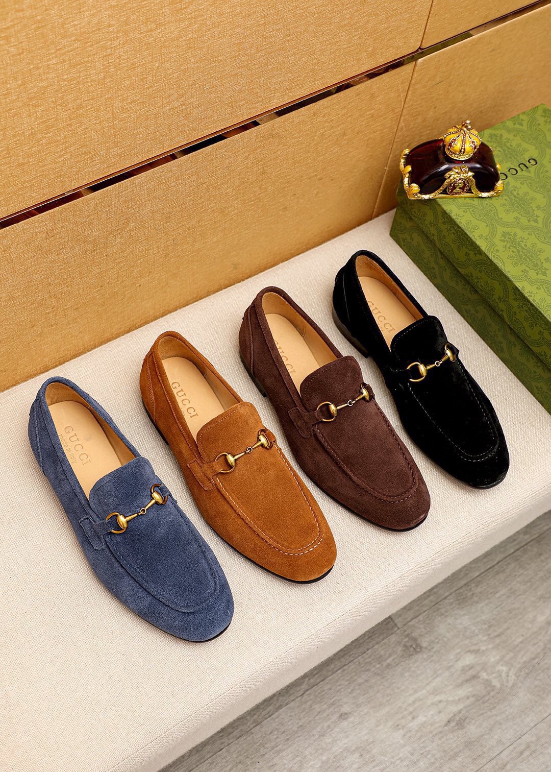 Gucci Leather Loafers with Horsebit Detail - Luxurious Style & Comfort 6 i1745638068 6350 4