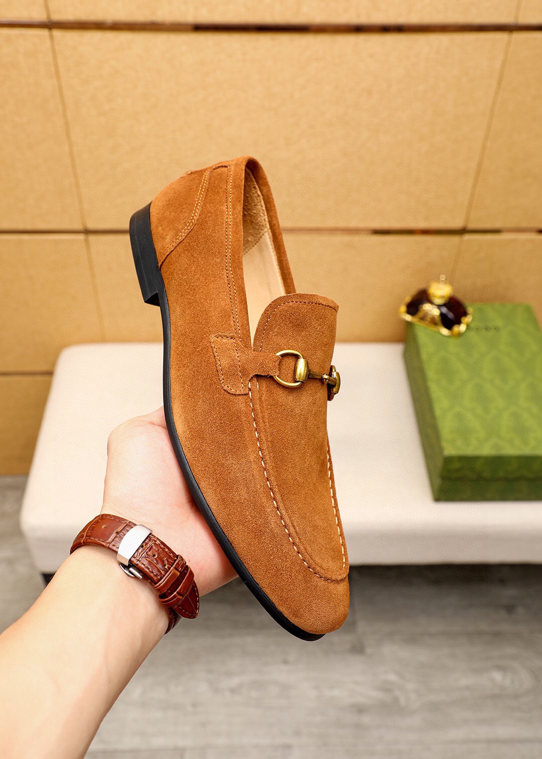 Gucci Leather Loafers with Horsebit Detail - Luxurious Style & Comfort 7 i1745638068 8810 5