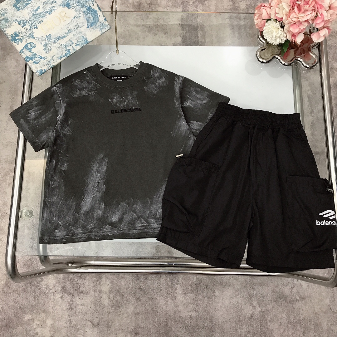 NO:212115,[Spot delivery] Size - Balenciag* Set [Round neck short-sleeved quick-drying work shorts] The high-end feel of the screen~ The exquisite logo embroidery design on the short-sleeved chest with graffiti and casual graffiti prints with soft and delicate work shorts. Large pocket design on both sides, lazy style, simple and atmospheric and trendy, soft and comfortable, simple and fashionable, craftsmanship superimposed, visible high quality, super versatile model size-110-120-130-140-150-【CM】 Counter packaging 70, clothes, balenciaga, shorts, T-shirt,19860909【现货发】  尺码- Balenciag* 套装【圆领短袖速干工装短裤】满屏的高级感～短袖胸前精致logo刺绣设计搭配涂鸦感随性涂鸦印花搭配柔软细腻工装短裤 两侧大口袋设计,慵懒风十足简单大气百搭潮款,柔软舒适 简约时尚 工艺叠加 看得见的高品质 超级百搭款 size尺码-110-120-130-140-150-【CM】 专柜包装70,衣服,balenciaga,shorts,T-shirt,,Children's
