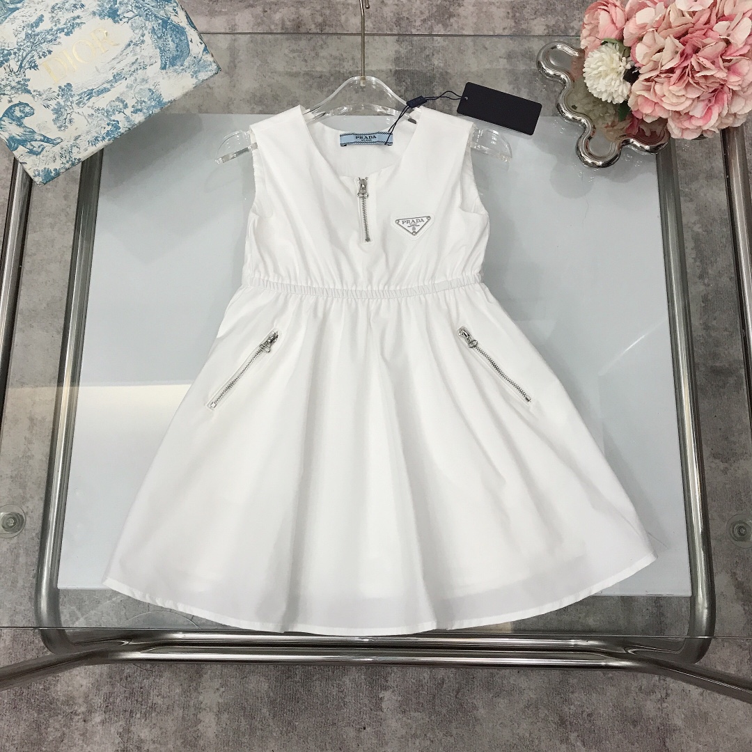 NO:212093,[Spot delivery] PRAD* vest nylon cloth dress with classic inverted triangle hardware buckle accessories at the front with retro silver zipper pocket design Solid color simple and not simple style ~ The upper body style is excellent, imported high-end custom silky and delicate chiffon fabric sedition High-end fashionable style The upper body effect is very good Color black white Size-on-120-130-140-150 [CM] Requires counter packaging, clothes, prada, skirts,19860909【现货发】   PRAD* 背心尼龙布连衣裙前部经典倒三角形五金扣配件搭配复古银色拉链口袋设计 纯色简约不简单款式～上身版型超赞 采用进口高端定制丝滑细腻雪纺面料裁制 高级时髦款 上身效果非常好 颜色黑色 白色 尺码--120-130-140-150【CM】 需要专柜包装元,衣服,prada,skirts,,Children's
