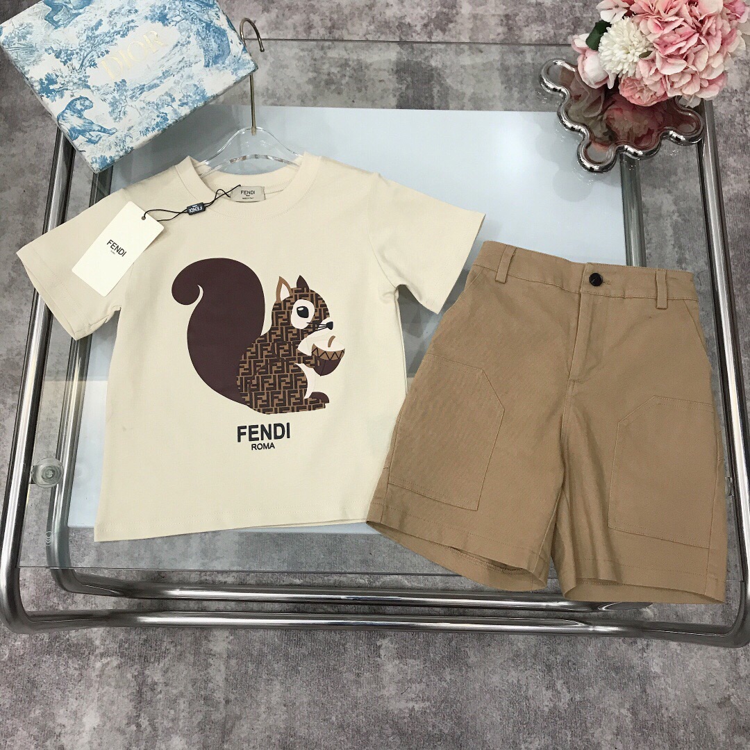 NO:211514,[Spot shipment] FEND* Limited series Pure cotton short sleeve embroidered oblique cotton shorts Pure cotton texture Soft and delicate exquisite style Original 1:1 gram weight 240G ~ The chest is matched with the iconic double FF printing design Diagonal cotton shorts paired with the rear pocket embroidered double FF, showing elegance and handsomeness, soft and comfortable, skin-friendly and not tied, excellent upper body effect, color blue Apricot size--120-130-140-150 [CM] Counter packaging 70, clothes, fendi, shorts, T-shirt,19860909【现货发】   FEND* 限定系列 纯棉短袖刺绣斜织棉短裤 纯棉质地 柔软细腻 精致款 原版1:1打造 克重240G打造～胸前搭配标志性双FF印花设计 斜织纯棉短裤搭配后口袋刺绣双FF 尽显优雅跟帅气 柔顺舒适 亲肤不扎 上身效果极好 颜色蓝色 杏色  size尺码--120-130-140-150【CM】 专柜包装70,衣服,fendi,shorts,T-shirt,,Children's