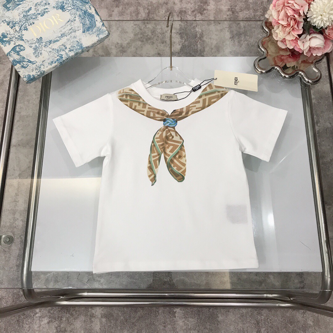 NO:211961,【Spot shipment】 FEND* /SS 3D printed silk scarf shawl logo print front and back two sides design round neck short-sleeved T-shirt New summer style ~ combed cotton fabric skin-friendly and refreshing neckline wide design upper body comfortable and breathable and high-end wide threaded neckline design high-end fashionable style, using imported high-end custom-made high-quality organic cotton fabric comfortable and breathable The upper body effect is very good Color White Size-on-110-120-130-140-150 [CM] Requires counter packaging, clothes, fendi, T-shirt, tees, t-shirt, shawls,19860909【现货发】   FEND* /SS 3D印花丝巾披肩logo印花 前后两面设计 圆领短袖T恤 夏季新款～精梳棉面料亲肤透爽 领口加宽设计上身舒适透气又高级 宽大螺纹领口设计 高级时髦款,采用进口高端定制精选优质有机棉面料 舒适透气 上身效果非常好 颜色 白色 尺码-110-120-130-140-150【CM】 需要专柜包装元,衣服,fendi,T-shirt,tees，t-shirt,shawls,,Children's