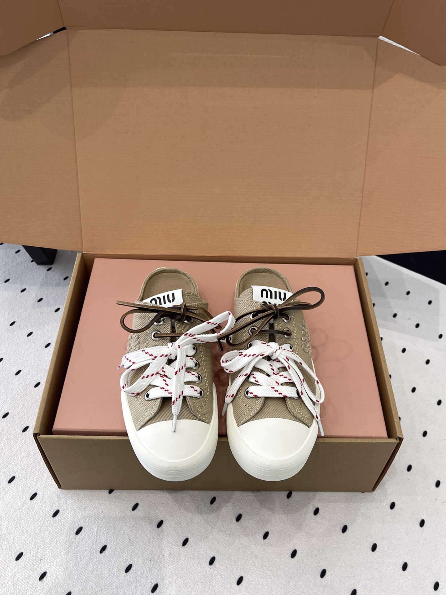 NO:241707,MiuMiu's latest American retro style, pair of shoelaces, a must-have cloth shoes~ Simple and high-end, it is very comfortable to match with your feet, and it is a must-have for the year!  The latest spring and summer catwalk cloth shoes are a series of small red book grass plantings that domestic and foreign bloggers have browsed. The retro and fashionable footwear is beautiful and has a simple sports shoe design. The recognizable shoe tongue creates a Buddhist sweet casual style~~ The footwear is full of aura and casually matched with original custom canvas materials, logo electric embroidery craft material, original mold opening sole size 35-40 (customized), semi-torch, miumiu19860909MiuMiu缪缪最新款美式复古风 双鞋带 布鞋不得不入的一款～简约高级 随意搭配上脚非常舒适 年度必入！春夏最新走秀款布鞋国内外博主刷爆的一款小红书种草系列 复古又时髦上脚美炸了简约的运动板鞋设计 极具辨识度的鞋舌 打造佛系甜美的休闲风~~上脚气场十足随意搭配原版定制帆布材料 logo电绣工艺材质,原版开模大底 码数35-40(订做）,半拖,miumiu,Women's Shoes