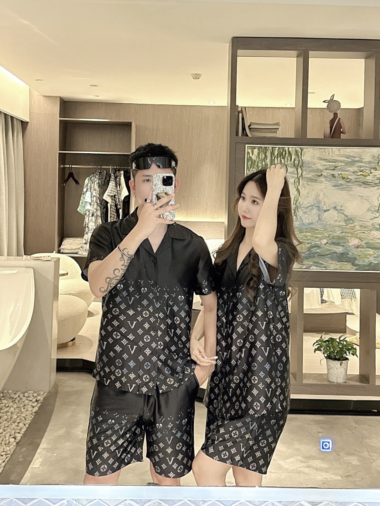 NO:160069,Lv couples model 2025 summer new style, home clothes, pajamas set, custom ice silk fabric for counter, breathable and comfortable, impeccable details, brand elements design concept, reflect high quality. The feel is delicate and soft!  It is casually cut, with a great upper body style!  Number of code M-3XL Please report height and weight by placing an order, louis vuitton,alexander wang19860909Lv 情侣款 2025夏季新款 家居服 睡衣 套装,专柜定制冰丝面料 透气舒适度高,细节无可挑剔,品牌元素设计理念,体现高品质.手感细腻柔软！呈现休闲裁剪,上身版型超赞！码数M-3XL 下单请报身高体重,,louis vuitton,alexander wang,Men's clothing