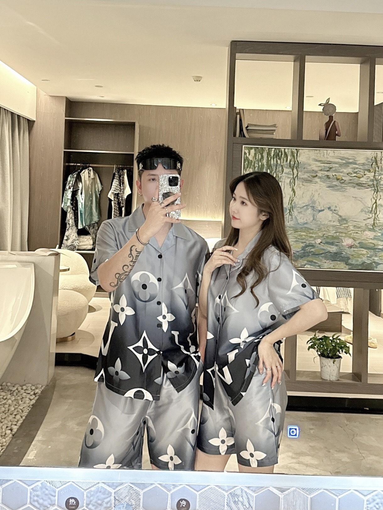 NO:160072,LV couples' new summer style 2025 home clothes pajamas set, custom ice silk fabric for counter, breathable and comfortable, impeccable details, brand element design concept, reflecting high quality. It feels delicate and soft!  It is casually cut, with a great upper body style!  Number of code M-3XL Please report height and weight by placing an order, louis vuitton,alexander wang19860909LV 情侣款 2025夏季新款 家居服 睡衣 套装,专柜定制冰丝面料 透气舒适度高,细节无可挑剔,品牌元素设计理念,体现高品质.手感细腻柔软！呈现休闲裁剪,上身版型超赞！码数M-3XL 下单请报身高体重,,louis vuitton,alexander wang,Men's clothing