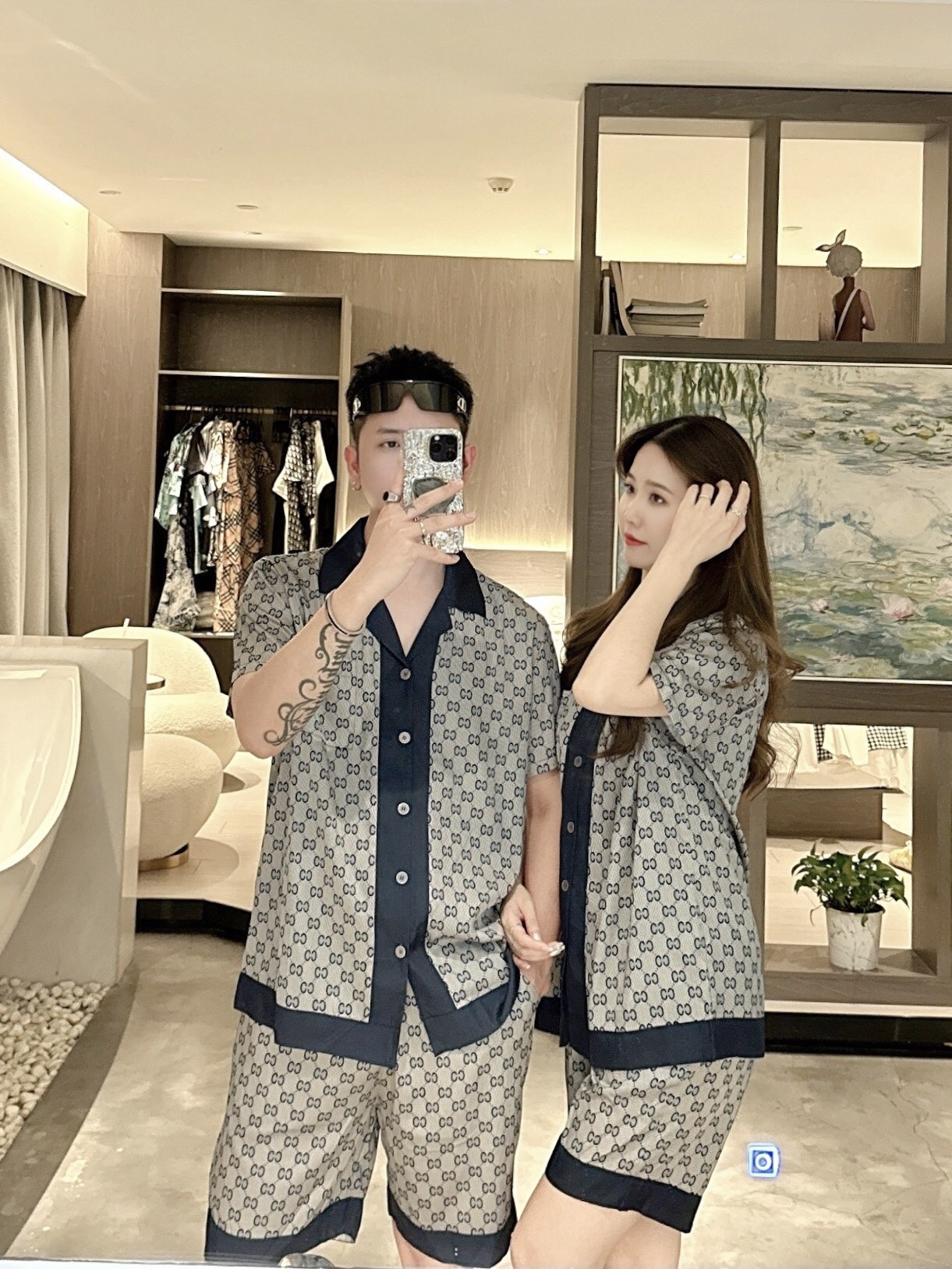 NO:160075,Guqi couples new summer style 2025 home clothes pajamas set, custom ice silk fabric for counter, breathable and comfortable, impeccable details, brand element design concept, reflecting high quality. It feels delicate and soft!  It is casually cut, with a great upper body style!  Number of code M-3XL Please report your height and weight by placing an order, alexander wang19860909古奇 情侣款 2025夏季新款 家居服 睡衣 套装,专柜定制冰丝面料 透气舒适度高,细节无可挑剔,品牌元素设计理念,体现高品质.手感细腻柔软！呈现休闲裁剪,上身版型超赞！码数M-3XL 下单请报身高体重,,alexander wang,Men's clothing