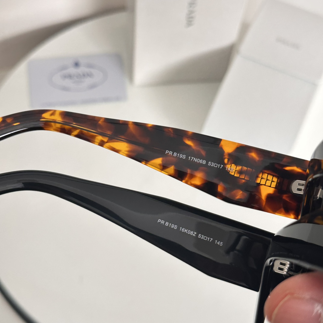  ‼️PRAD*普拉*眼镜系列堪称精湛制作PRB19S SIZE：53口17-145彰显独特个 经典版材