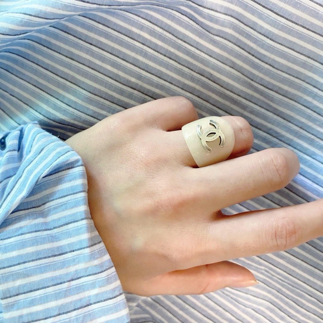 NO:114532,Xiaoxiangfeng Chanel letter double C high-quality imported acrylic retro styling ring!  The must-have summer model I can’t help but want to praise once I wear it. It has a simple design with logo, super exquisite and white, so I love it!  It can also be stacked with other styles, super versatile~, jewelry quality, chanel, ring19860909小香风Chanel字母双C高品质进口亚克力复古造型戒指！夏天必备款一戴就忍不住想夸的一款,带Logo简约的设计,超精致又显手白,简直爱了！又可以跟其他款式叠搭一起,超级百搭～,饰品精品,chanel,ring,Jewelry