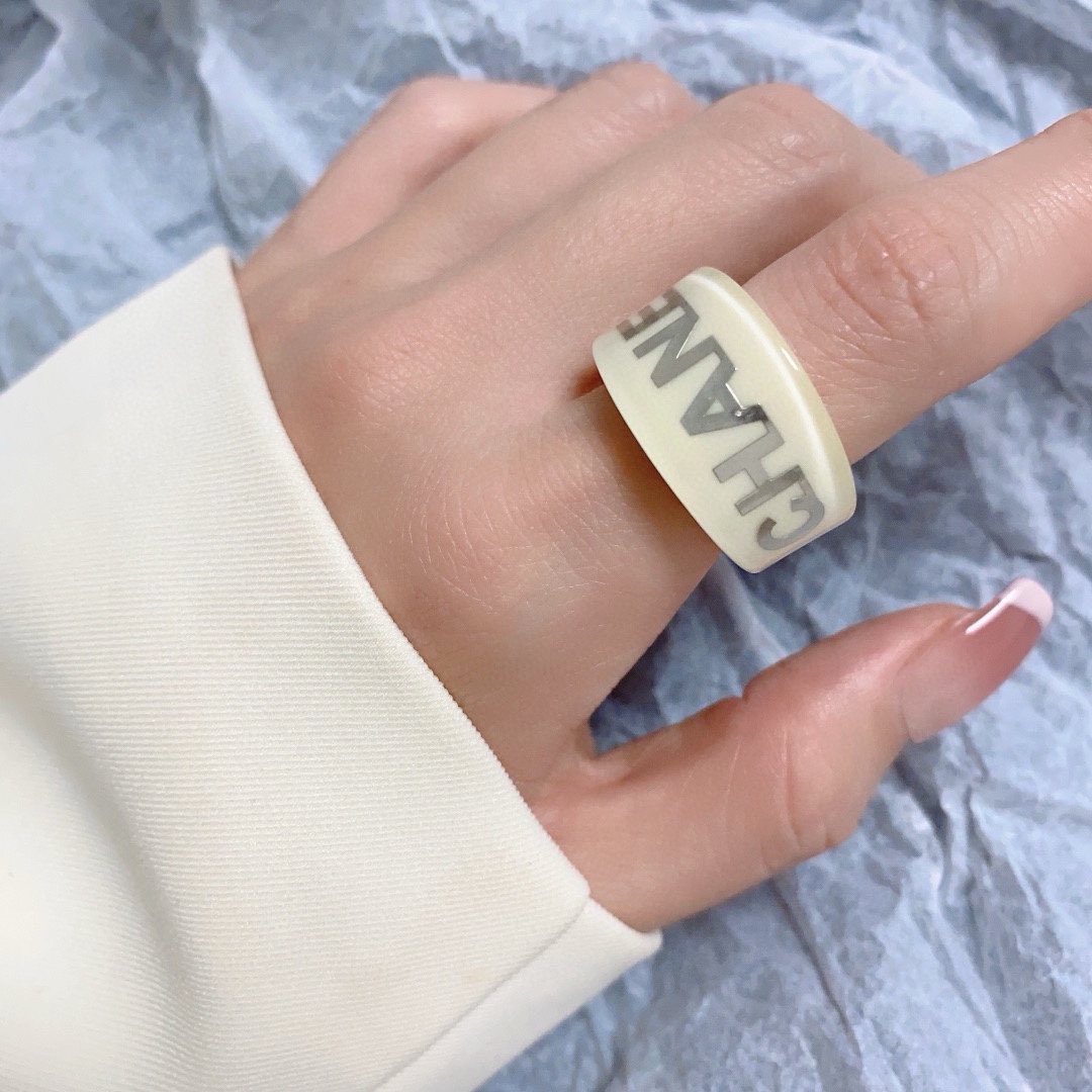 NO:114534,Xiaoxiangfeng Chanel letter double C high-quality imported acrylic styling ring!  The must-have summer model I can’t help but want to praise once I wear it. It has a simple design with logo, super exquisite and white, so I love it!  It can also be stacked with other styles, super versatile~, jewelry quality, chanel, ring19860909小香风Chanel字母双C高品质进口亚克力造型戒指！夏天必备款一戴就忍不住想夸的一款,带Logo简约的设计,超精致又显手白,简直爱了！又可以跟其他款式叠搭一起,超级百搭～,饰品精品,chanel,ring,Jewelry