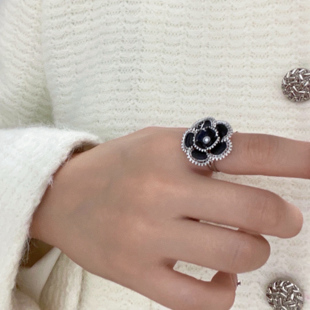 NO:114521,Xiaoxiangfeng Chanel letter double C camellia shaped ring!  I couldn't help but want to praise the simple design, super exquisite and white, I love it!  It can also be stacked with other styles, super versatile~, jewelry quality, chanel, ring19860909小香风Chanel字母双C山茶花造型戒指！一戴就忍不住想夸的一款,简约的设计,超精致又显手白,简直爱了！又可以跟其他款式叠搭一起,超级百搭～,饰品精品,chanel,ring,Jewelry