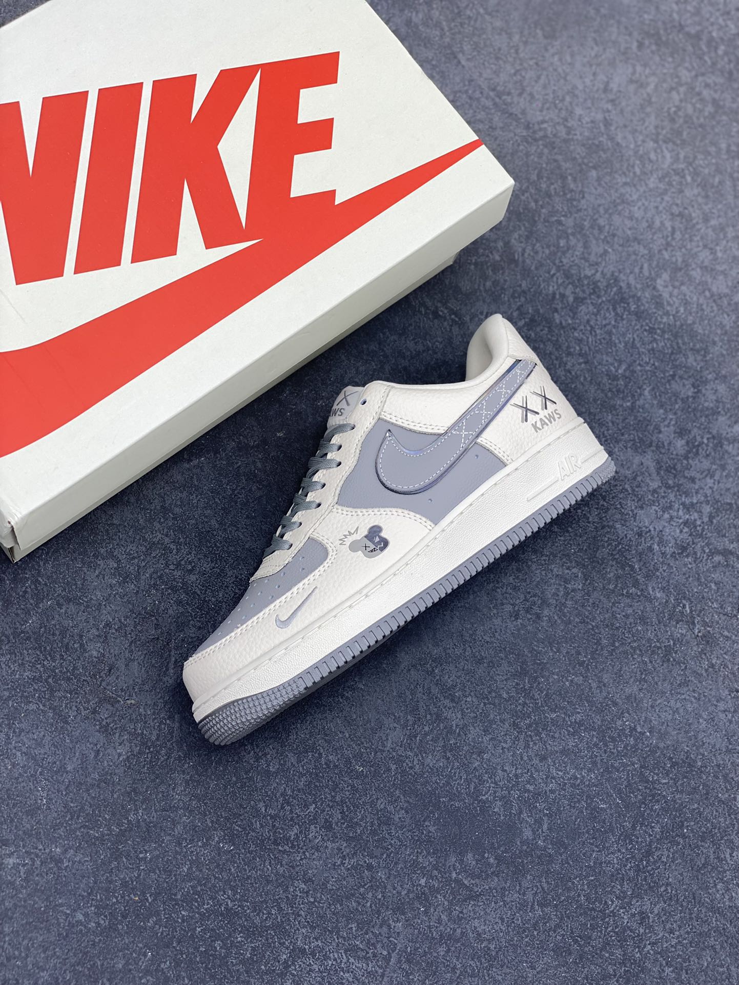 图片[7]-NIke Air Force 1 \’07 Low “KAWS联名——米灰暴力熊”空军一号 低帮 运动鞋 休闲鞋 折边针车 工艺难度大 原楦头原纸板 原装鞋盒 定制五金配件 内置全掌气垫 原厂鞋底 货号：KK1988-078 尺码：36 36.5 37.5 38 38.5 39 40 40.5 41 42 42.5 43 44 44.5 45-选品中心