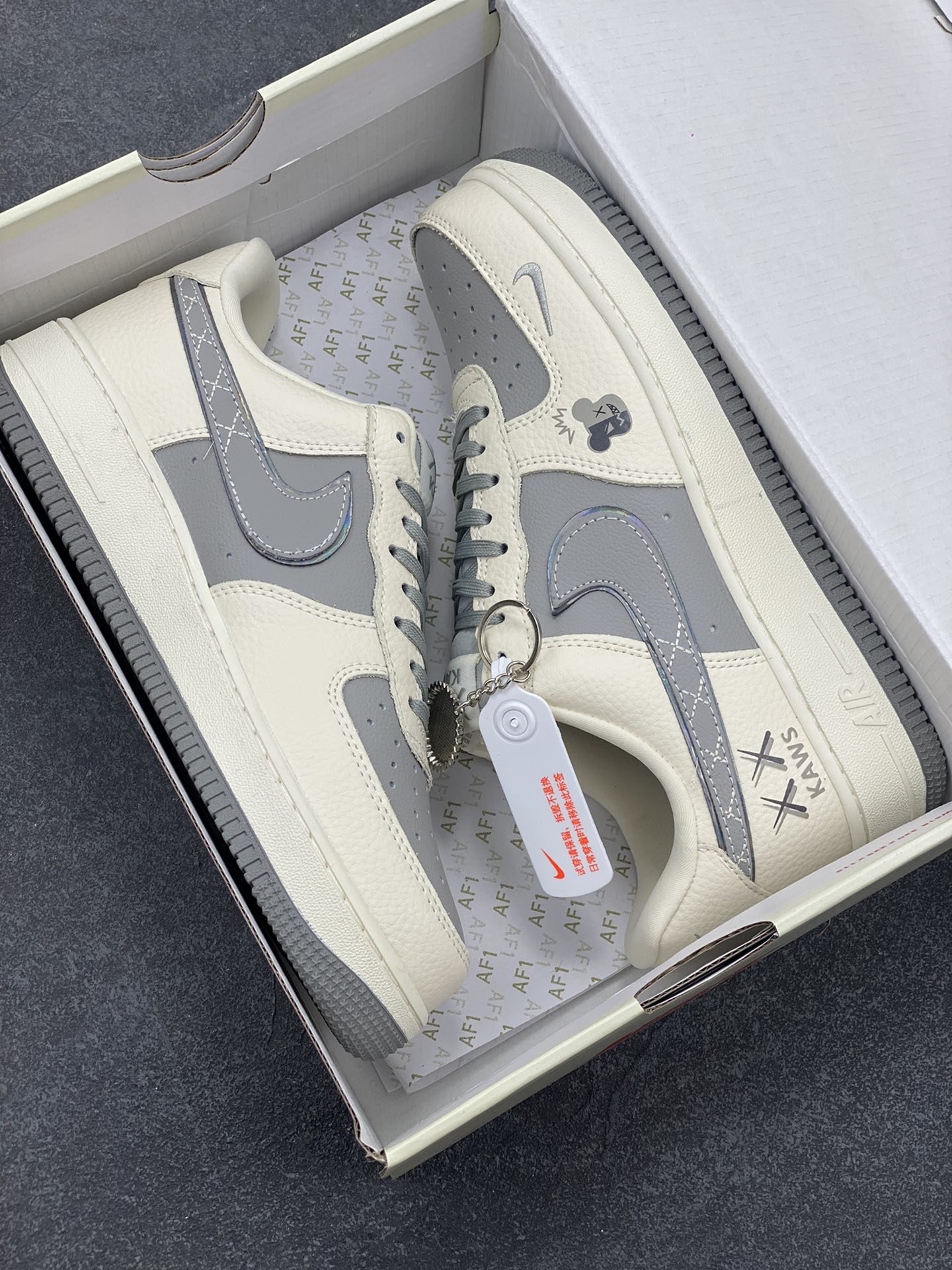 图片[9]-NIke Air Force 1 \’07 Low “KAWS联名——米灰暴力熊”空军一号 低帮 运动鞋 休闲鞋 折边针车 工艺难度大 原楦头原纸板 原装鞋盒 定制五金配件 内置全掌气垫 原厂鞋底 货号：KK1988-078 尺码：36 36.5 37.5 38 38.5 39 40 40.5 41 42 42.5 43 44 44.5 45-选品中心
