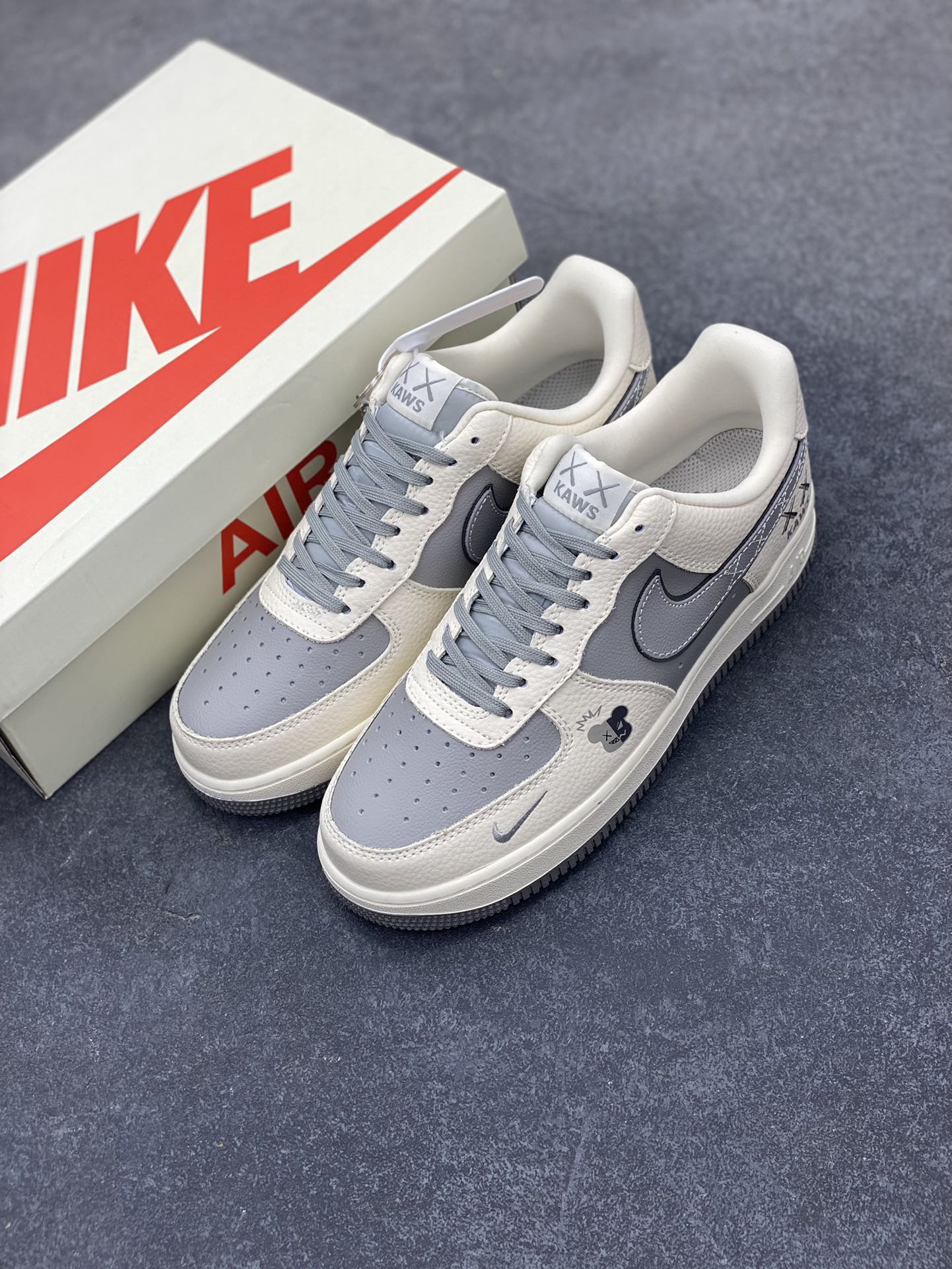 图片[8]-NIke Air Force 1 \’07 Low “KAWS联名——米灰暴力熊”空军一号 低帮 运动鞋 休闲鞋 折边针车 工艺难度大 原楦头原纸板 原装鞋盒 定制五金配件 内置全掌气垫 原厂鞋底 货号：KK1988-078 尺码：36 36.5 37.5 38 38.5 39 40 40.5 41 42 42.5 43 44 44.5 45-选品中心