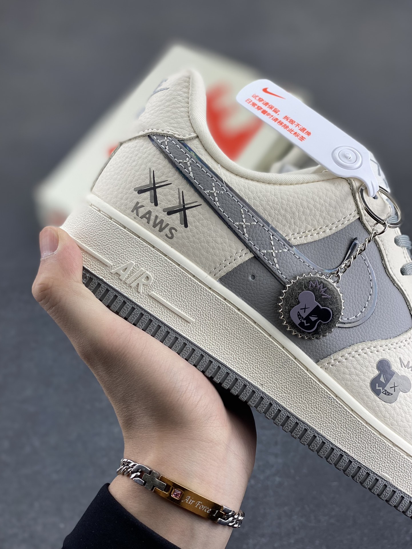 图片[6]-NIke Air Force 1 \’07 Low “KAWS联名——米灰暴力熊”空军一号 低帮 运动鞋 休闲鞋 折边针车 工艺难度大 原楦头原纸板 原装鞋盒 定制五金配件 内置全掌气垫 原厂鞋底 货号：KK1988-078 尺码：36 36.5 37.5 38 38.5 39 40 40.5 41 42 42.5 43 44 44.5 45-选品中心