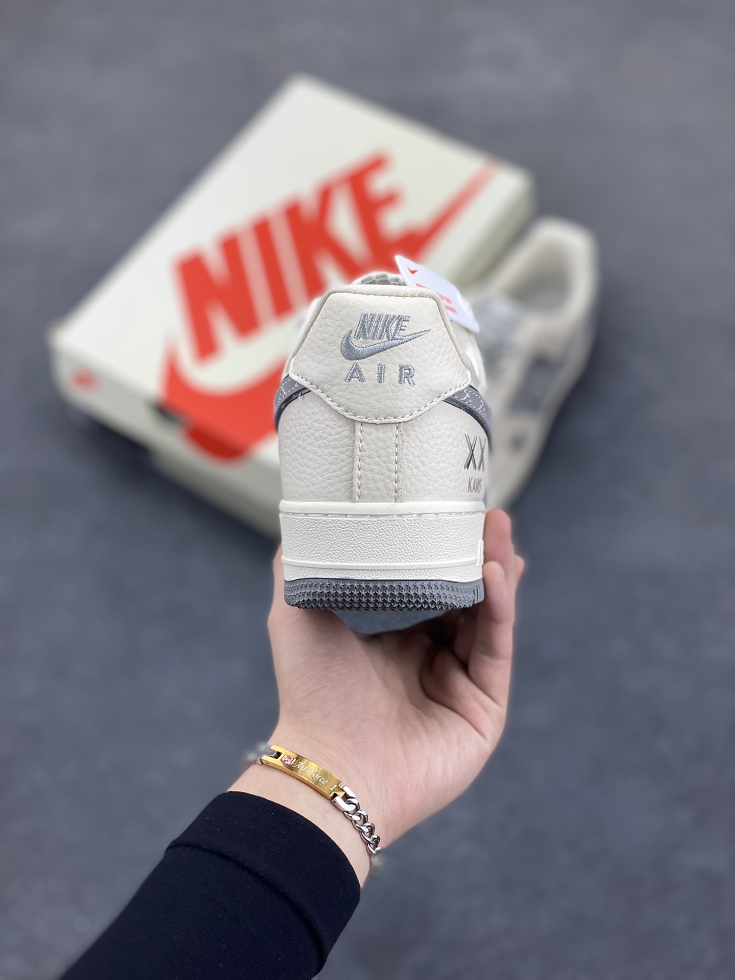 图片[4]-NIke Air Force 1 \’07 Low “KAWS联名——米灰暴力熊”空军一号 低帮 运动鞋 休闲鞋 折边针车 工艺难度大 原楦头原纸板 原装鞋盒 定制五金配件 内置全掌气垫 原厂鞋底 货号：KK1988-078 尺码：36 36.5 37.5 38 38.5 39 40 40.5 41 42 42.5 43 44 44.5 45-选品中心