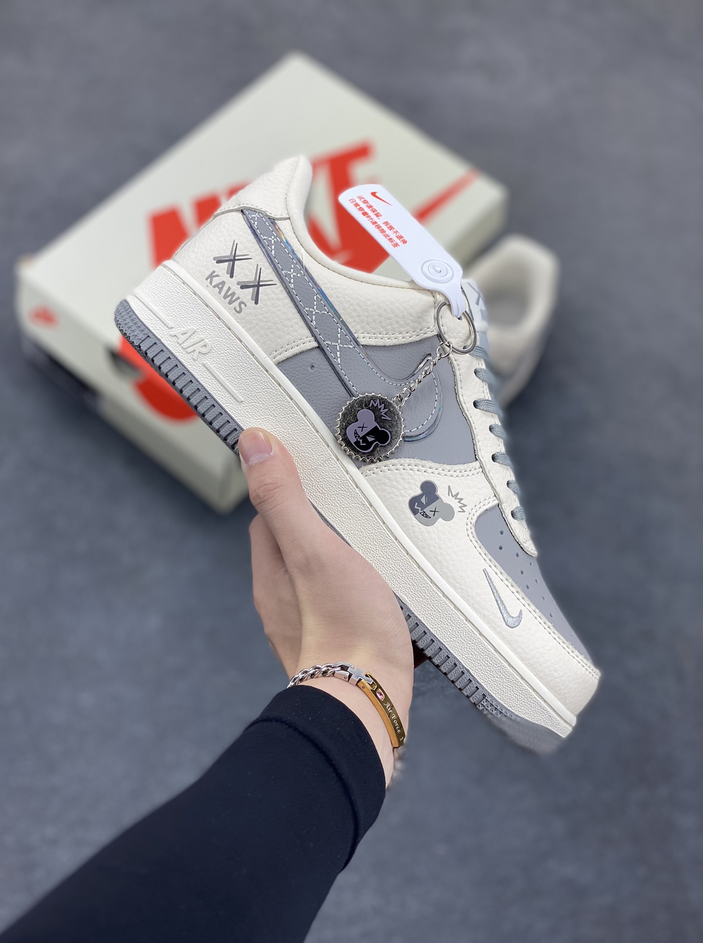 NIke Air Force 1 \'07 Low “KAWS联名——米灰暴力熊”空军一号 低帮 运动鞋 休闲鞋 折边针车 工艺难度大 原楦头原纸板 原装鞋盒 定制五金配件 内置全掌气垫 原厂鞋底 货号：KK1988-078 尺码：36 36.5 37.5 38 38.5 39 40 40.5 41 42 42.5 43 44 44.5 45-选品中心