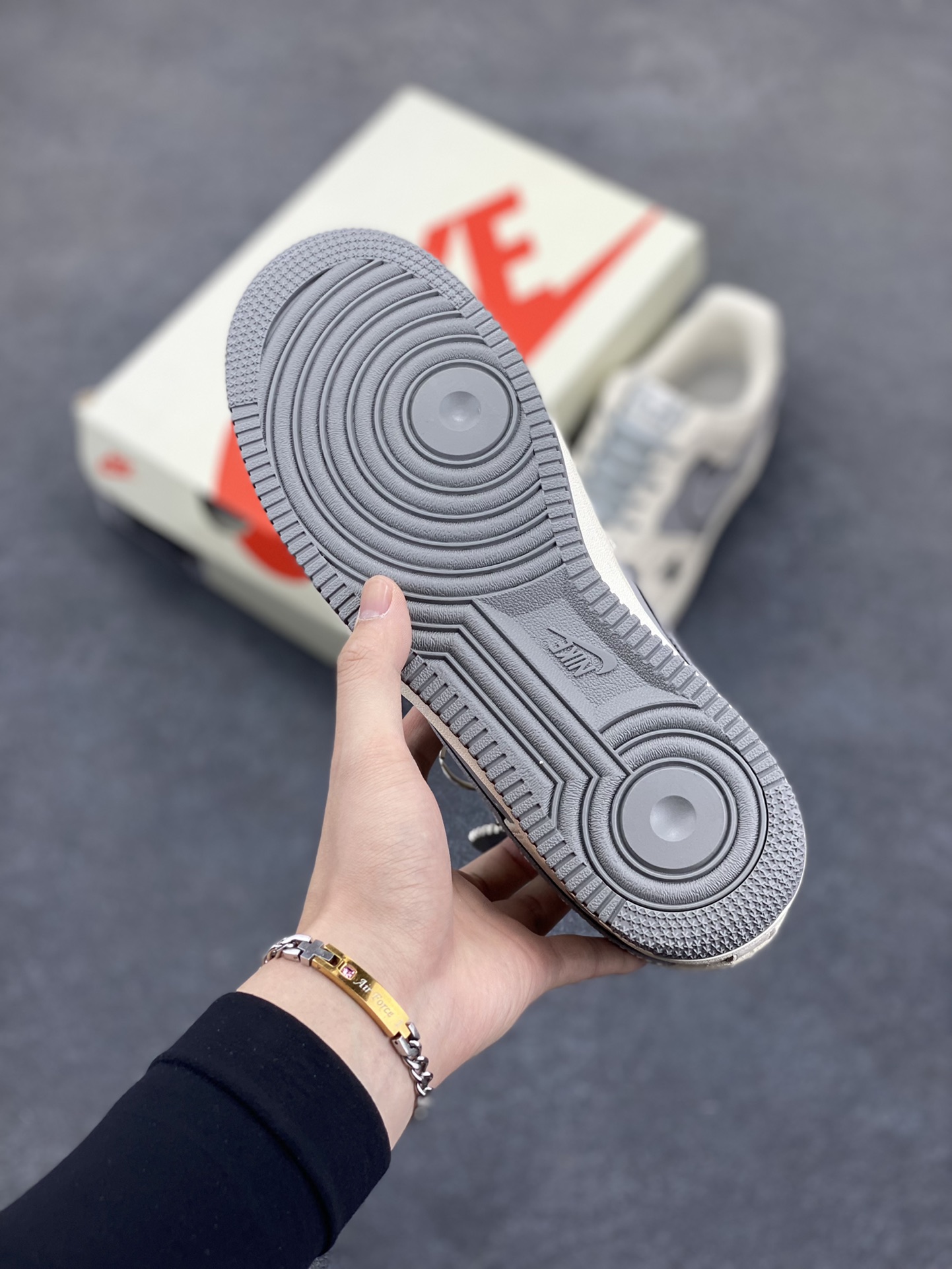 图片[5]-NIke Air Force 1 \’07 Low “KAWS联名——米灰暴力熊”空军一号 低帮 运动鞋 休闲鞋 折边针车 工艺难度大 原楦头原纸板 原装鞋盒 定制五金配件 内置全掌气垫 原厂鞋底 货号：KK1988-078 尺码：36 36.5 37.5 38 38.5 39 40 40.5 41 42 42.5 43 44 44.5 45-选品中心