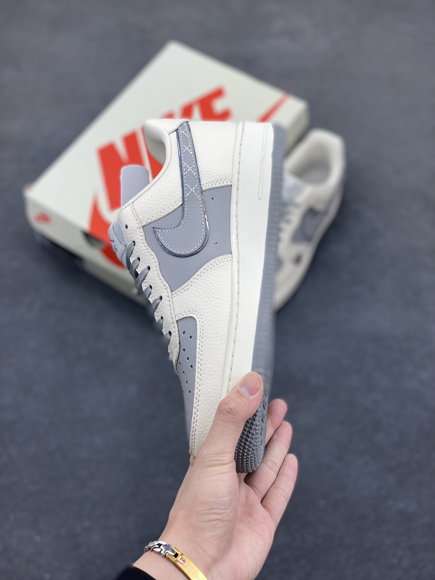 图片[3]-NIke Air Force 1 \’07 Low “KAWS联名——米灰暴力熊”空军一号 低帮 运动鞋 休闲鞋 折边针车 工艺难度大 原楦头原纸板 原装鞋盒 定制五金配件 内置全掌气垫 原厂鞋底 货号：KK1988-078 尺码：36 36.5 37.5 38 38.5 39 40 40.5 41 42 42.5 43 44 44.5 45-选品中心