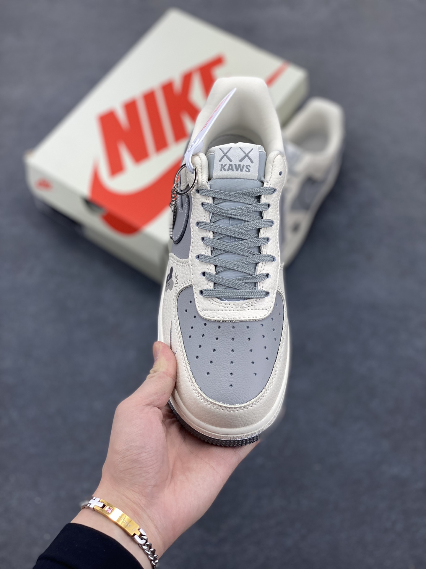 图片[2]-NIke Air Force 1 \’07 Low “KAWS联名——米灰暴力熊”空军一号 低帮 运动鞋 休闲鞋 折边针车 工艺难度大 原楦头原纸板 原装鞋盒 定制五金配件 内置全掌气垫 原厂鞋底 货号：KK1988-078 尺码：36 36.5 37.5 38 38.5 39 40 40.5 41 42 42.5 43 44 44.5 45-选品中心