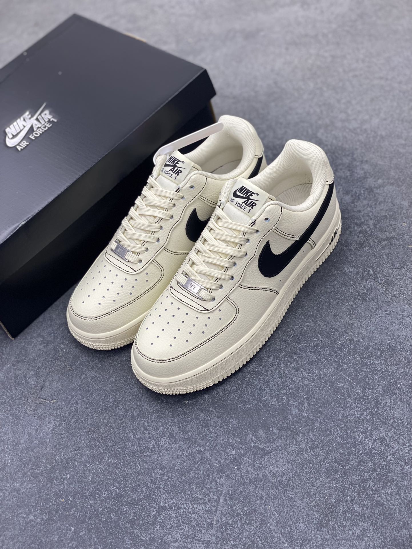 图片[8]-福利特价 Nike Air Force 1 Low 白黑 原楦头原纸板 打造纯正空军版型 专注外贸渠道 全掌内置蜂窝气垫 原盒配件 原厂中底钢印、拉帮完美 货号：HQ2037-200 尺码：36 36.5 37.5 38 38.5 39 40 40.5 41 42 42.5 43 44 44.5 45-选品中心