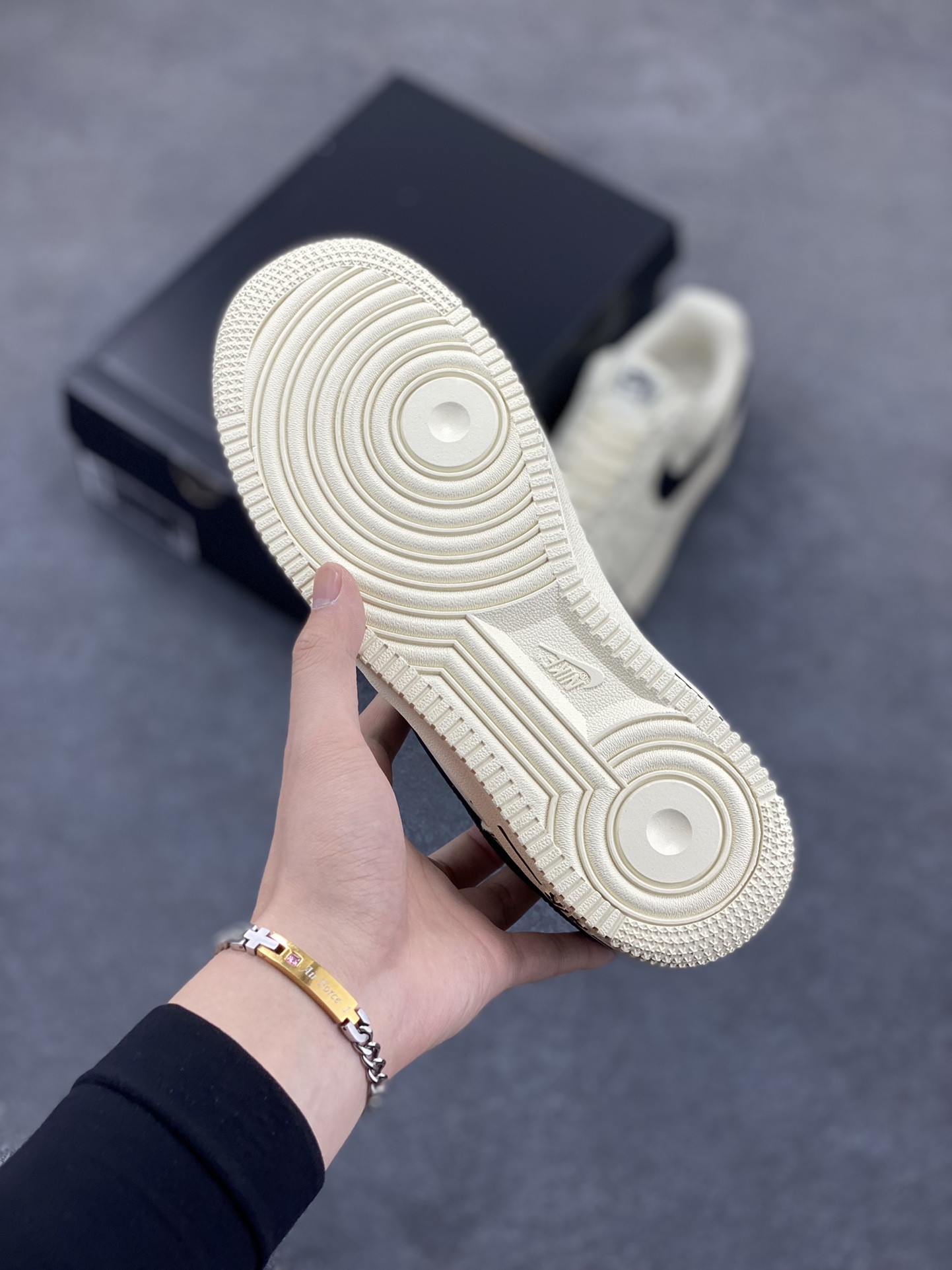 图片[5]-福利特价 Nike Air Force 1 Low 白黑 原楦头原纸板 打造纯正空军版型 专注外贸渠道 全掌内置蜂窝气垫 原盒配件 原厂中底钢印、拉帮完美 货号：HQ2037-200 尺码：36 36.5 37.5 38 38.5 39 40 40.5 41 42 42.5 43 44 44.5 45-选品中心