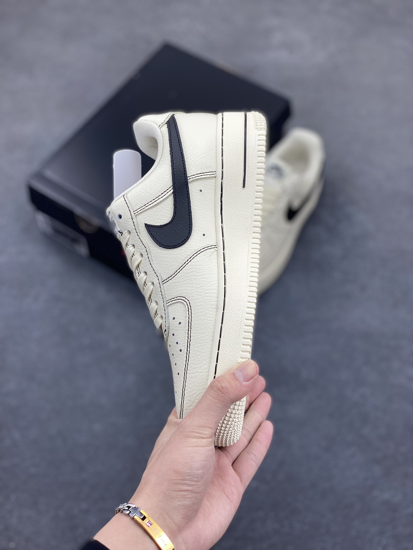 图片[3]-福利特价 Nike Air Force 1 Low 白黑 原楦头原纸板 打造纯正空军版型 专注外贸渠道 全掌内置蜂窝气垫 原盒配件 原厂中底钢印、拉帮完美 货号：HQ2037-200 尺码：36 36.5 37.5 38 38.5 39 40 40.5 41 42 42.5 43 44 44.5 45-选品中心