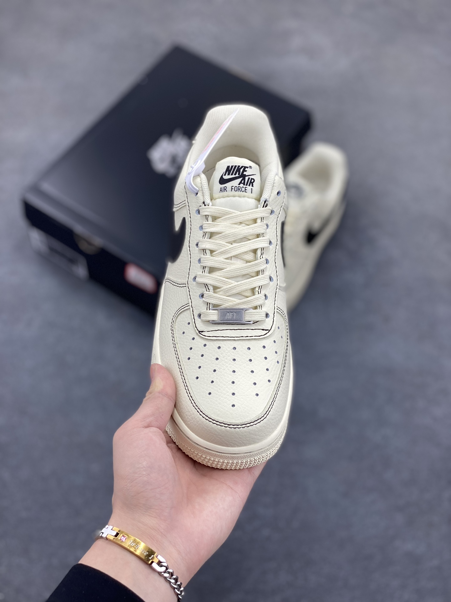 图片[2]-福利特价 Nike Air Force 1 Low 白黑 原楦头原纸板 打造纯正空军版型 专注外贸渠道 全掌内置蜂窝气垫 原盒配件 原厂中底钢印、拉帮完美 货号：HQ2037-200 尺码：36 36.5 37.5 38 38.5 39 40 40.5 41 42 42.5 43 44 44.5 45-选品中心