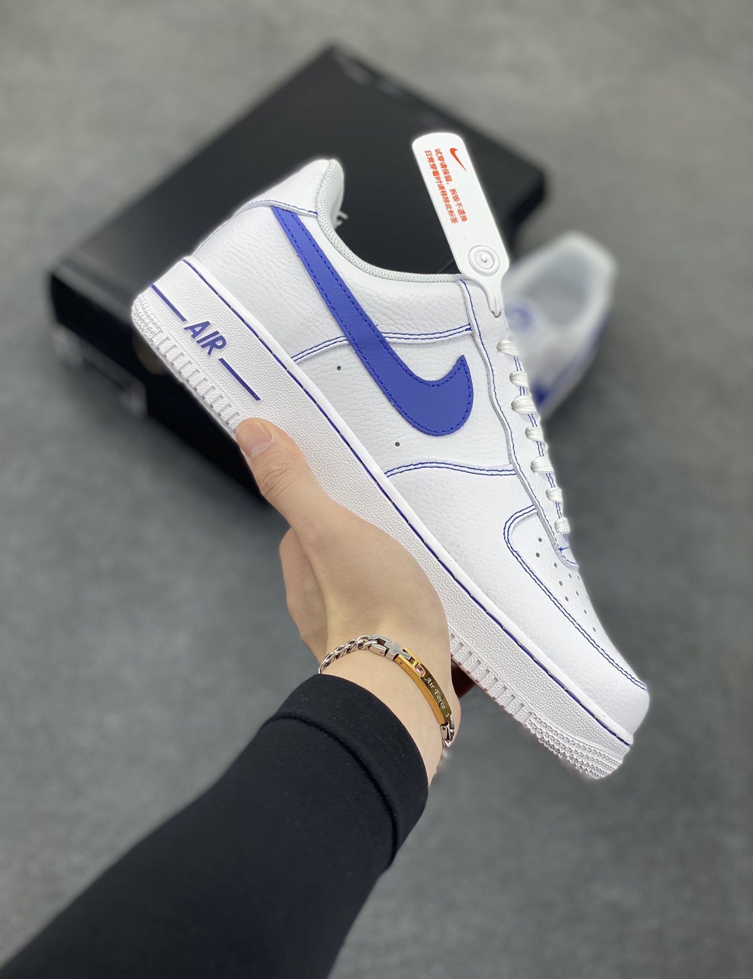 福利特价 Nike Air Force 1 Low 白蓝 原楦头原纸板 打造纯正空军版型 专注外贸渠道 全掌内置蜂窝气垫 原盒配件 原厂中底钢印、拉帮完美 货号：HQ2037-100 尺码：36 36.5 37.5 38 38.5 39 40 40.5 41 42 42.5 43 44 44.5 45-选品中心