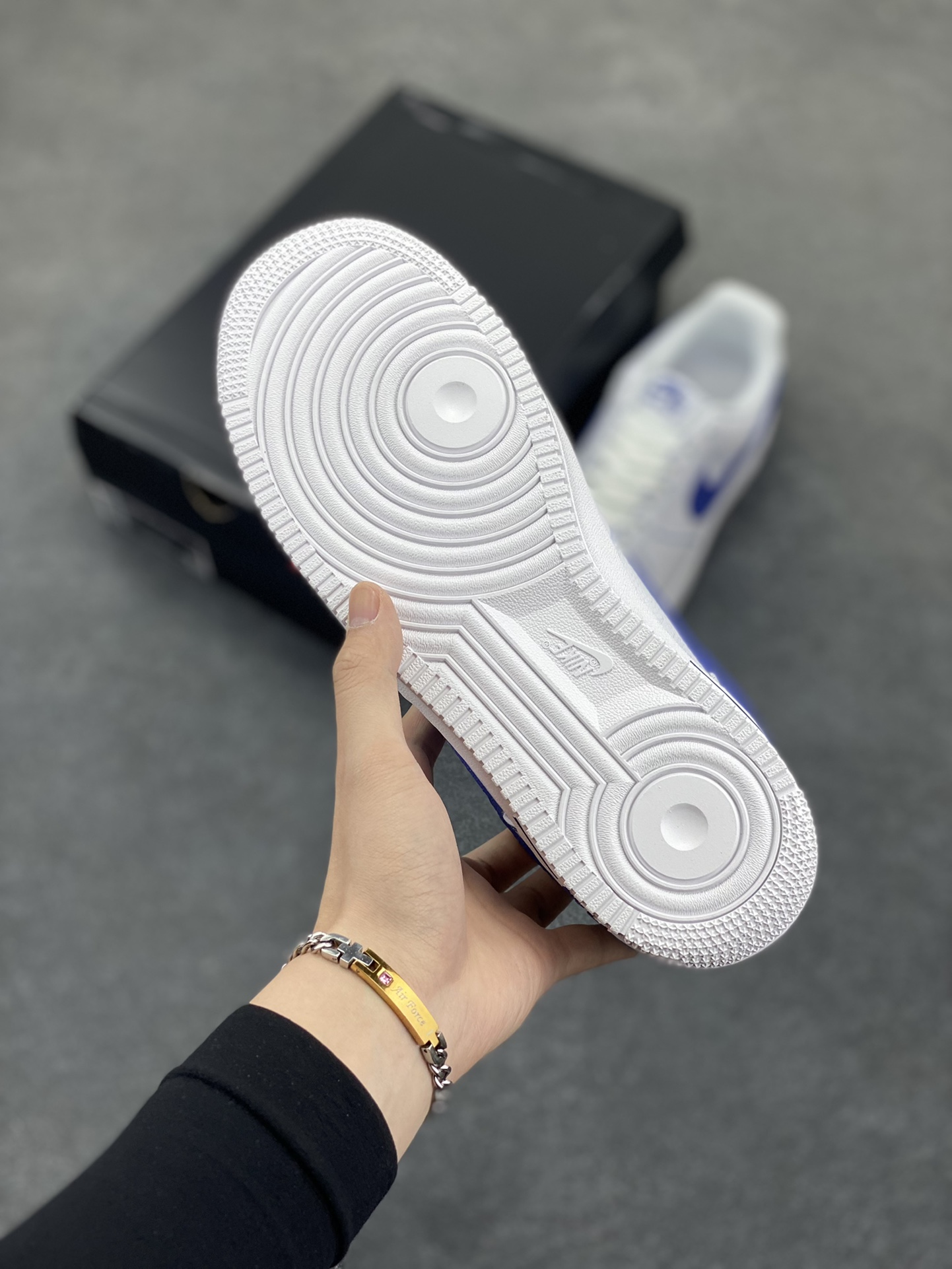 图片[5]-福利特价 Nike Air Force 1 Low 白蓝 原楦头原纸板 打造纯正空军版型 专注外贸渠道 全掌内置蜂窝气垫 原盒配件 原厂中底钢印、拉帮完美 货号：HQ2037-100 尺码：36 36.5 37.5 38 38.5 39 40 40.5 41 42 42.5 43 44 44.5 45-选品中心