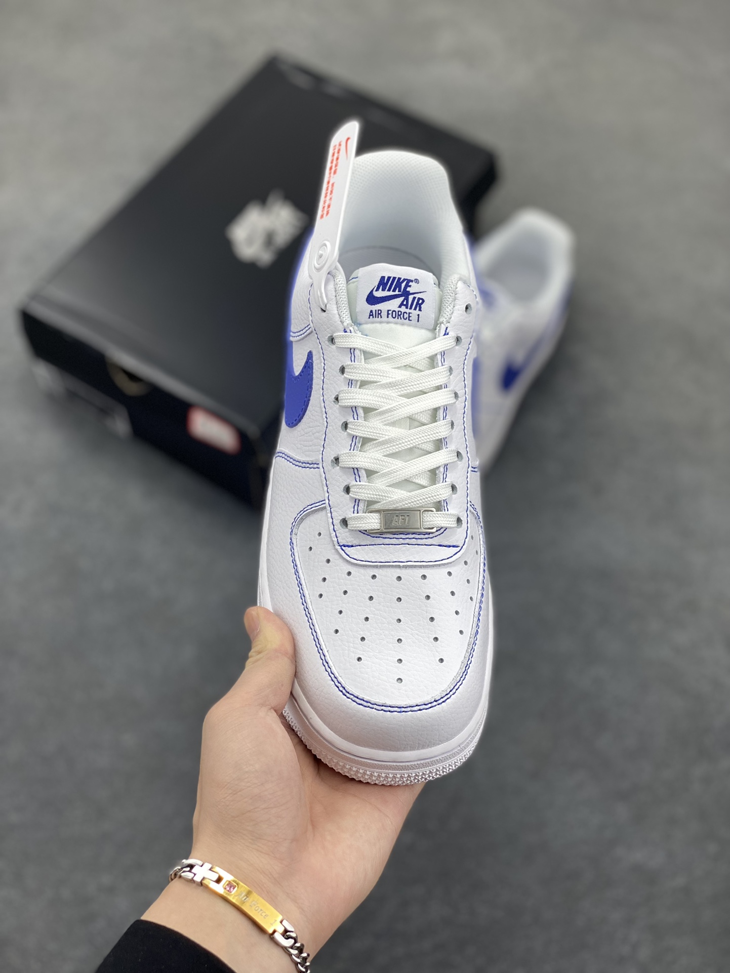 图片[2]-福利特价 Nike Air Force 1 Low 白蓝 原楦头原纸板 打造纯正空军版型 专注外贸渠道 全掌内置蜂窝气垫 原盒配件 原厂中底钢印、拉帮完美 货号：HQ2037-100 尺码：36 36.5 37.5 38 38.5 39 40 40.5 41 42 42.5 43 44 44.5 45-选品中心