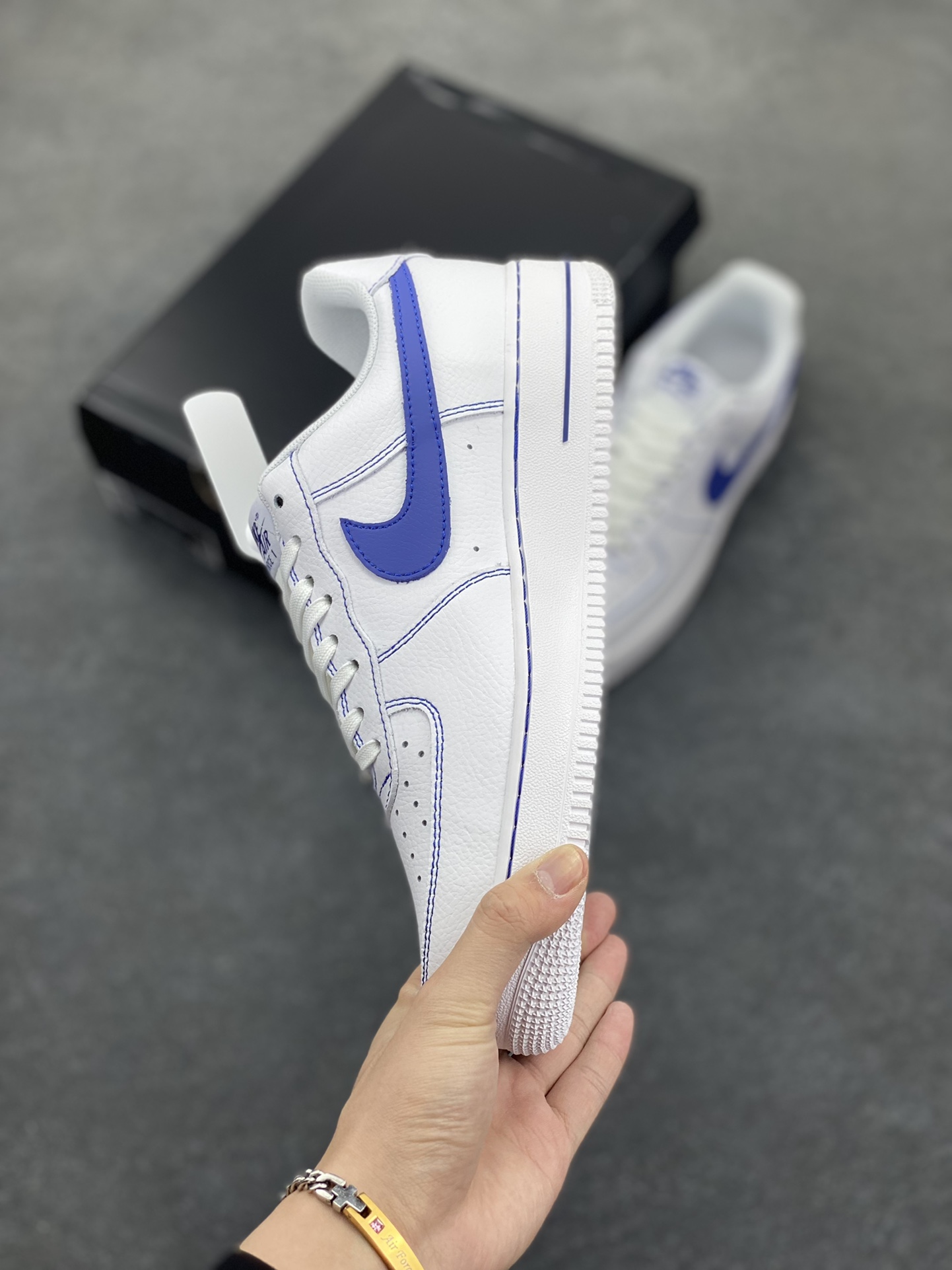 图片[3]-福利特价 Nike Air Force 1 Low 白蓝 原楦头原纸板 打造纯正空军版型 专注外贸渠道 全掌内置蜂窝气垫 原盒配件 原厂中底钢印、拉帮完美 货号：HQ2037-100 尺码：36 36.5 37.5 38 38.5 39 40 40.5 41 42 42.5 43 44 44.5 45-选品中心