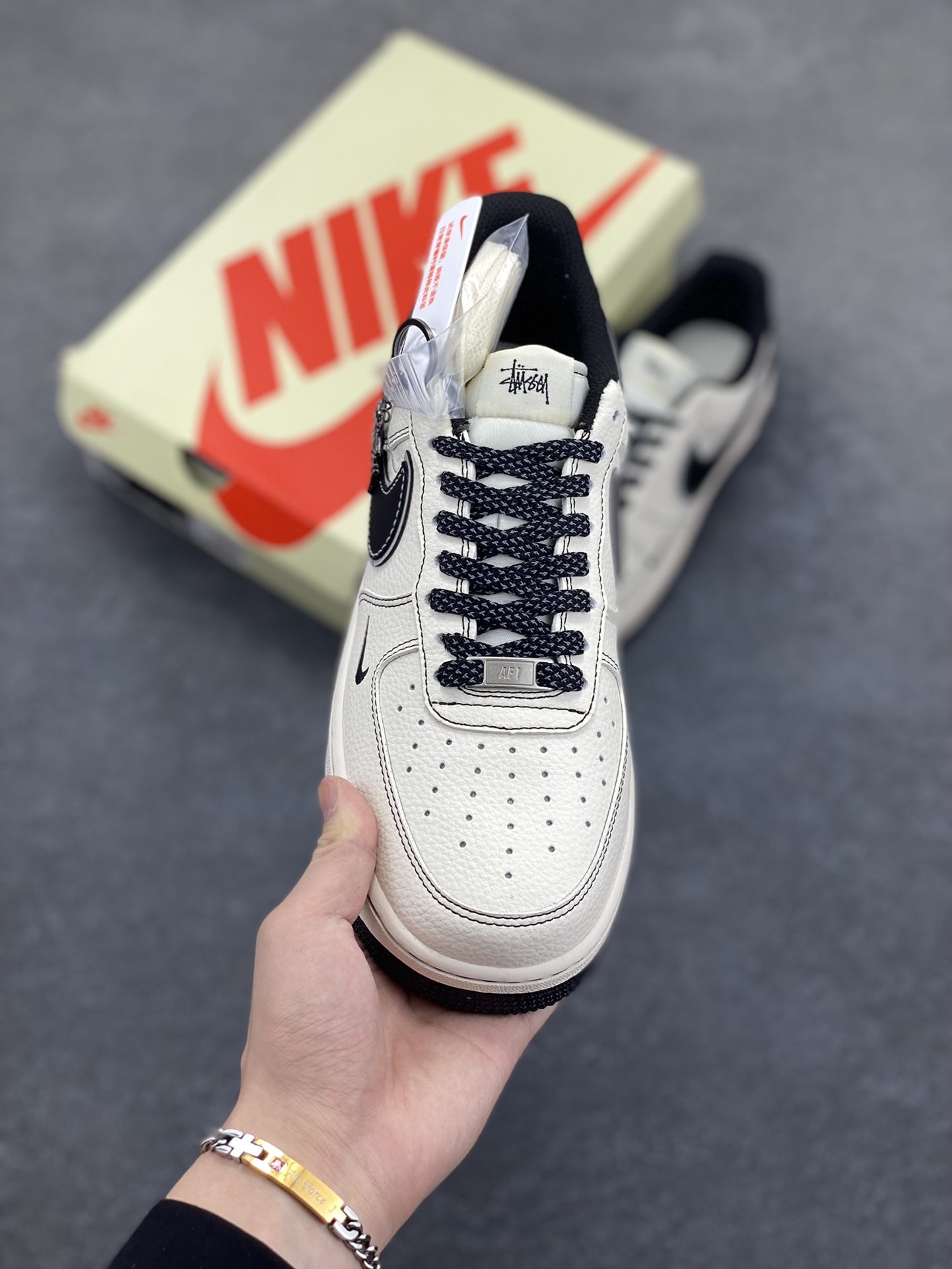 图片[2]-NIke Air Force 1 \’07 Low “斯图西联名——黑线三勾”空军一号 低帮 运动鞋 休闲鞋 折边针车 工艺难度大 原楦头原纸板 原装鞋盒 定制五金配件 内置全掌气垫 原厂鞋底 货号：HH7518-059 尺码：36 36.5 37.5 38 38.5 39 40 40.5 41 42 42.5 43 44 44.5 45-选品中心