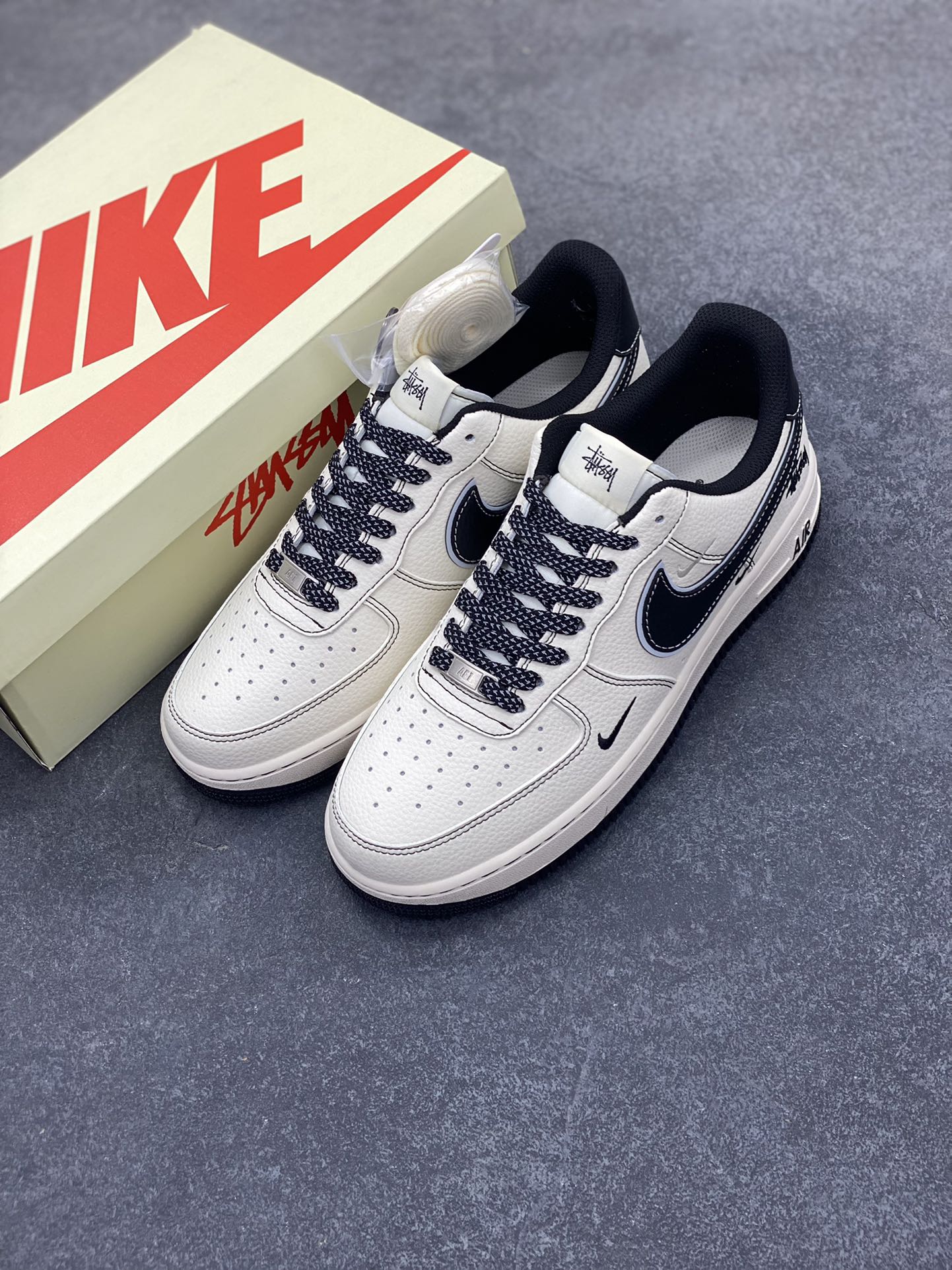 图片[8]-NIke Air Force 1 \’07 Low “斯图西联名——黑线三勾”空军一号 低帮 运动鞋 休闲鞋 折边针车 工艺难度大 原楦头原纸板 原装鞋盒 定制五金配件 内置全掌气垫 原厂鞋底 货号：HH7518-059 尺码：36 36.5 37.5 38 38.5 39 40 40.5 41 42 42.5 43 44 44.5 45-选品中心
