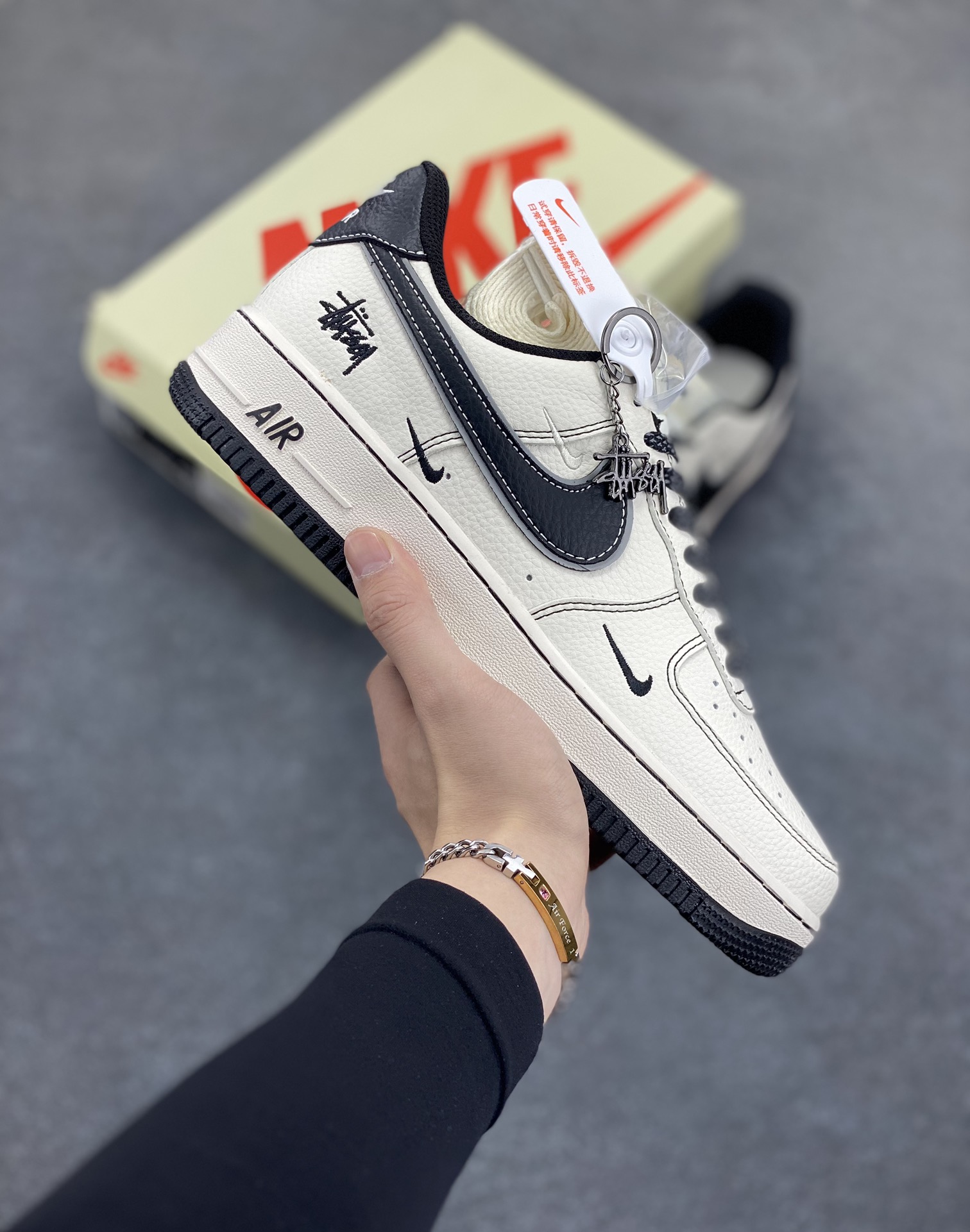 NIke Air Force 1 \’07 Low “斯图西联名——黑线三勾”空军一号 低帮 运动鞋 休闲鞋 折边针车 工艺难度大 原楦头原纸板 原装鞋盒 定制五金配件 内置全掌气垫 原厂鞋底 货号:HH7518-059 尺码:36 36.5 37.5 38 38.5 39 40 40.5 41 42 42.5 43 44 44.5 45-选品中心