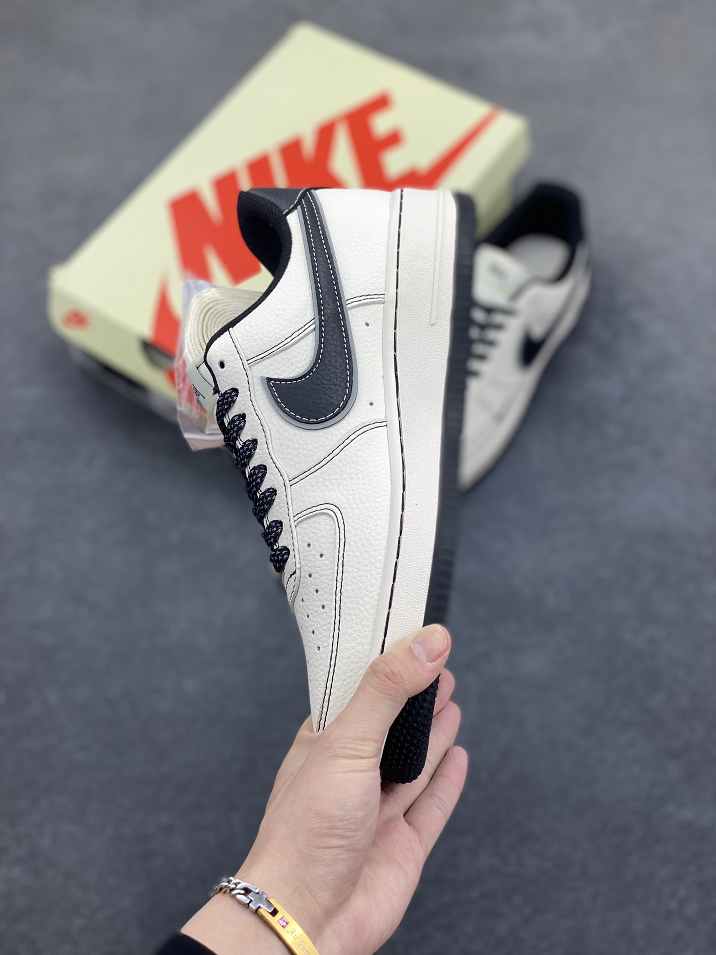 图片[3]-NIke Air Force 1 \’07 Low “斯图西联名——黑线三勾”空军一号 低帮 运动鞋 休闲鞋 折边针车 工艺难度大 原楦头原纸板 原装鞋盒 定制五金配件 内置全掌气垫 原厂鞋底 货号：HH7518-059 尺码：36 36.5 37.5 38 38.5 39 40 40.5 41 42 42.5 43 44 44.5 45-选品中心